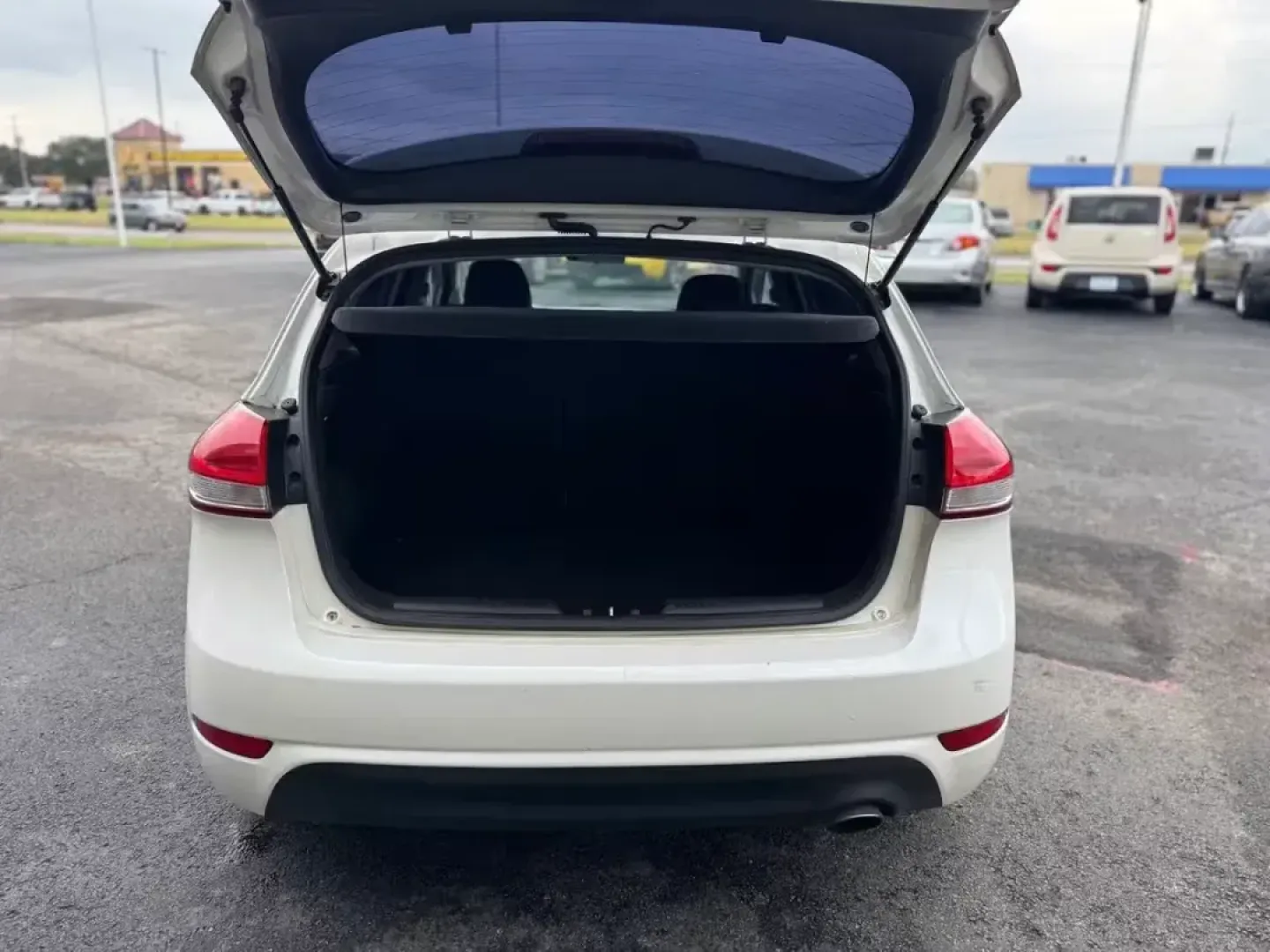 2015 WHITE Kia Forte 5-Door EX (KNAFX5A80F5) with an 2.0L L4 DOHC 16V engine, 6-Speed Automatic transmission, located at 10740 Forest Lane, Dallas, TX, 75243, (972) 272-7300, 32.908588, -96.701813 - Are you in the market for a reliable and affordable vehicle that can handle your daily commutes and weekend adventures alike? Look no further than this stunning 2015 Kia Forte 5-Door EX, available now at Traditional Autos in Dallas, TX. Perfect for growing families or budget-conscious buyers, this h - Photo#4