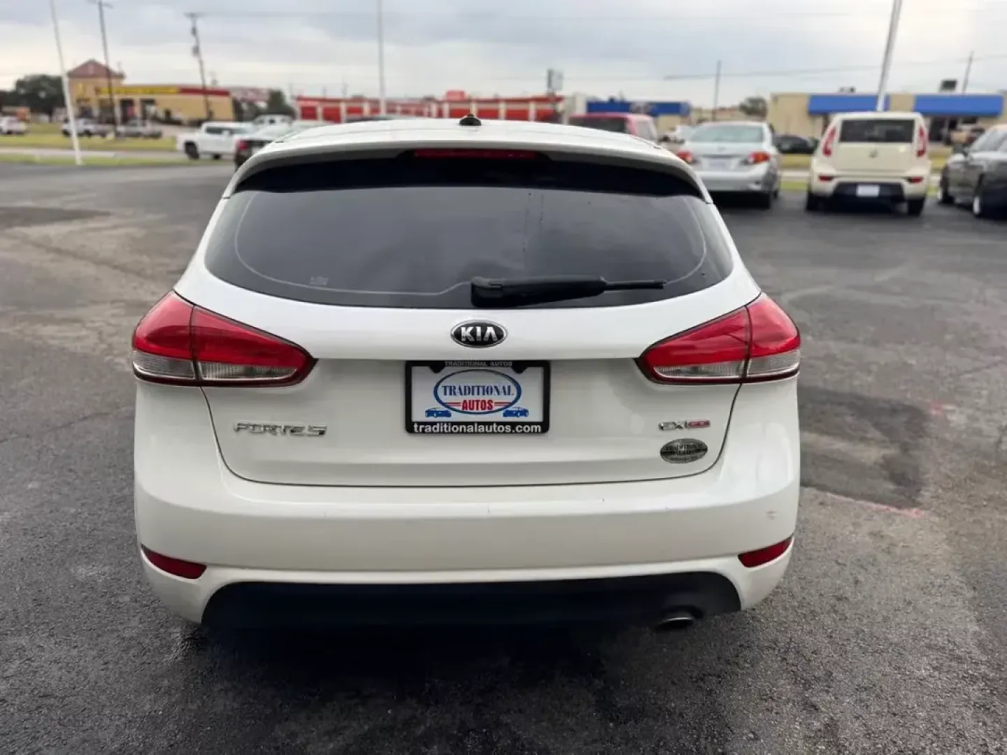 2015 WHITE Kia Forte 5-Door EX (KNAFX5A80F5) with an 2.0L L4 DOHC 16V engine, 6-Speed Automatic transmission, located at 10740 Forest Lane, Dallas, TX, 75243, (972) 272-7300, 32.908588, -96.701813 - Are you in the market for a reliable and affordable vehicle that can handle your daily commutes and weekend adventures alike? Look no further than this stunning 2015 Kia Forte 5-Door EX, available now at Traditional Autos in Dallas, TX. Perfect for growing families or budget-conscious buyers, this h - Photo#5
