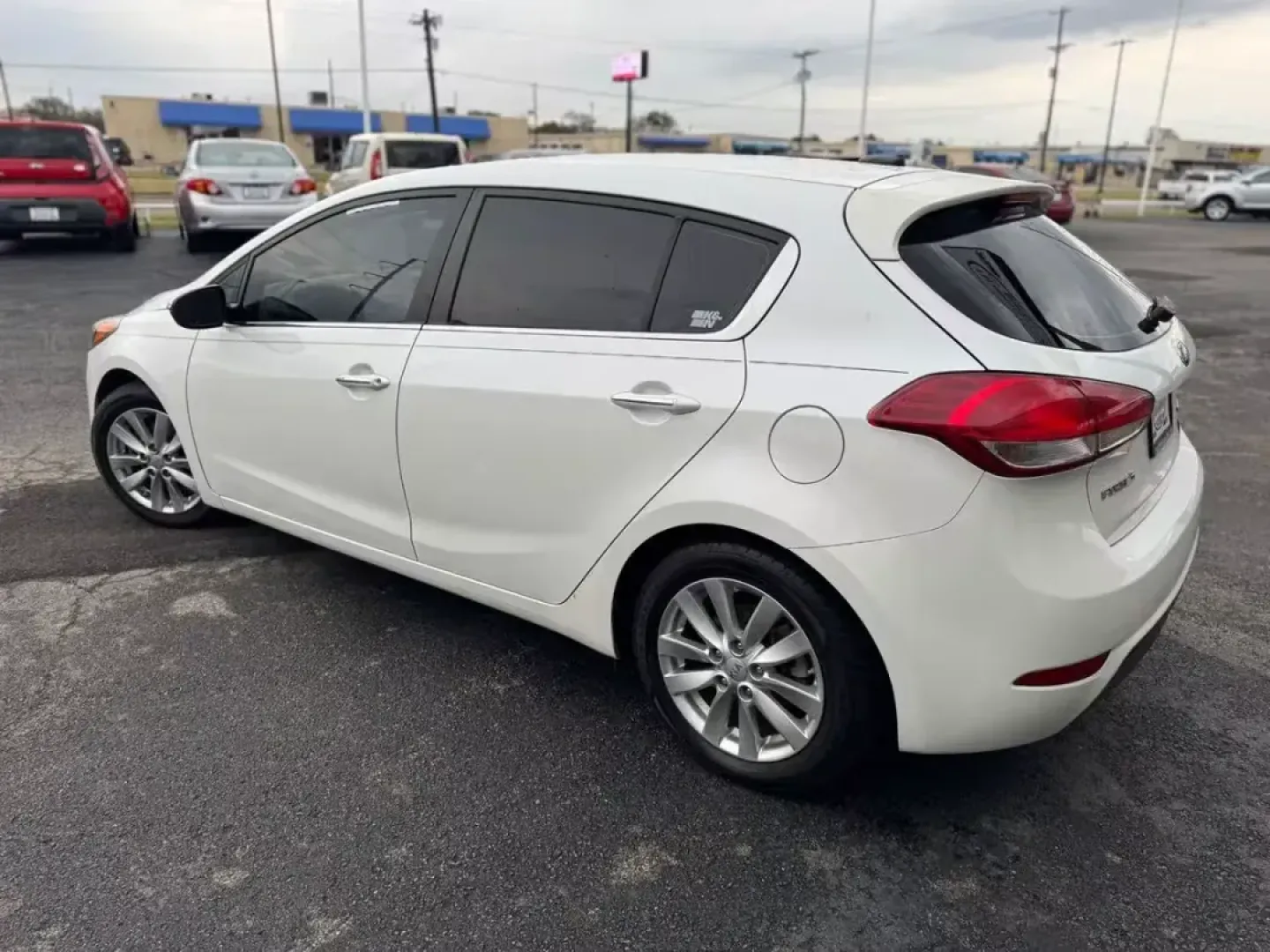2015 WHITE Kia Forte 5-Door EX (KNAFX5A80F5) with an 2.0L L4 DOHC 16V engine, 6-Speed Automatic transmission, located at 10740 Forest Lane, Dallas, TX, 75243, (972) 272-7300, 32.908588, -96.701813 - Are you in the market for a reliable and affordable vehicle that can handle your daily commutes and weekend adventures alike? Look no further than this stunning 2015 Kia Forte 5-Door EX, available now at Traditional Autos in Dallas, TX. Perfect for growing families or budget-conscious buyers, this h - Photo#6