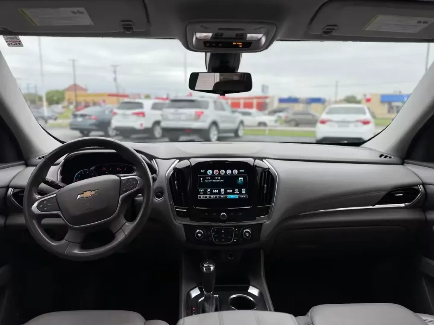 2018 MAROON Chevrolet Traverse (1GNERHKWXJJ) with an 3.6L V6 DOHC 24V engine, located at 10740 Forest Lane, Dallas, TX, 75243, (972) 272-7300, 32.908588, -96.701813 - 2018 Chevrolet Traverse - Photo#9