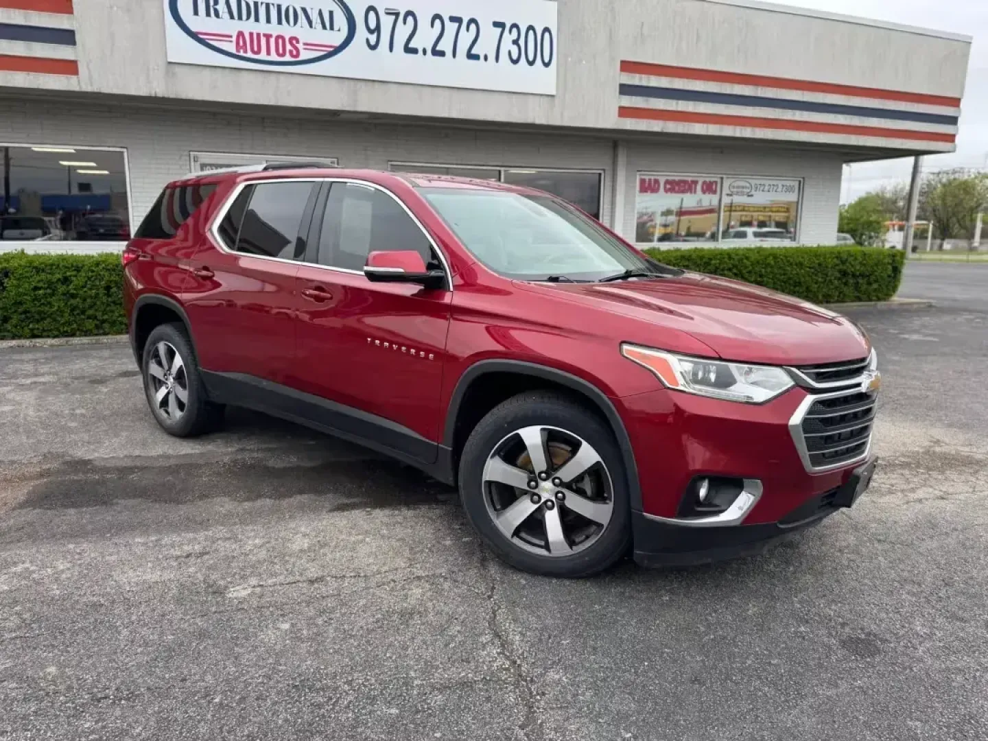 2018 MAROON Chevrolet Traverse (1GNERHKWXJJ) with an 3.6L V6 DOHC 24V engine, located at 10740 Forest Lane, Dallas, TX, 75243, (972) 272-7300, 32.908588, -96.701813 - 2018 Chevrolet Traverse - Photo#2