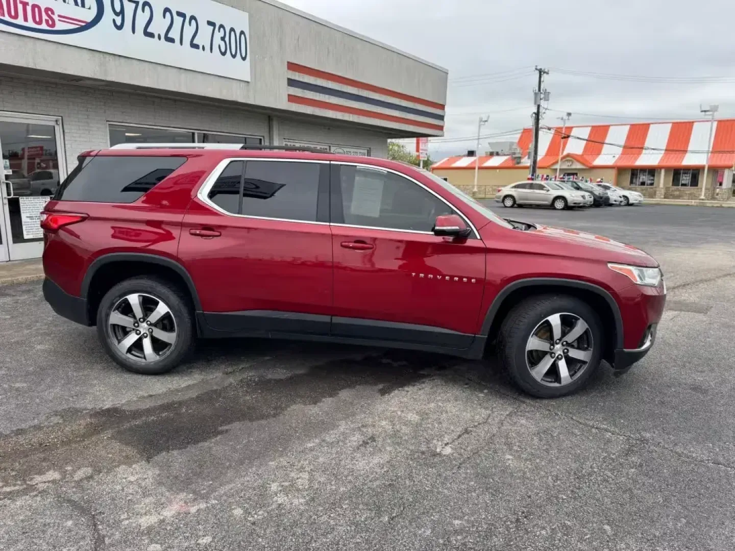 2018 MAROON Chevrolet Traverse (1GNERHKWXJJ) with an 3.6L V6 DOHC 24V engine, located at 10740 Forest Lane, Dallas, TX, 75243, (972) 272-7300, 32.908588, -96.701813 - 2018 Chevrolet Traverse - Photo#3
