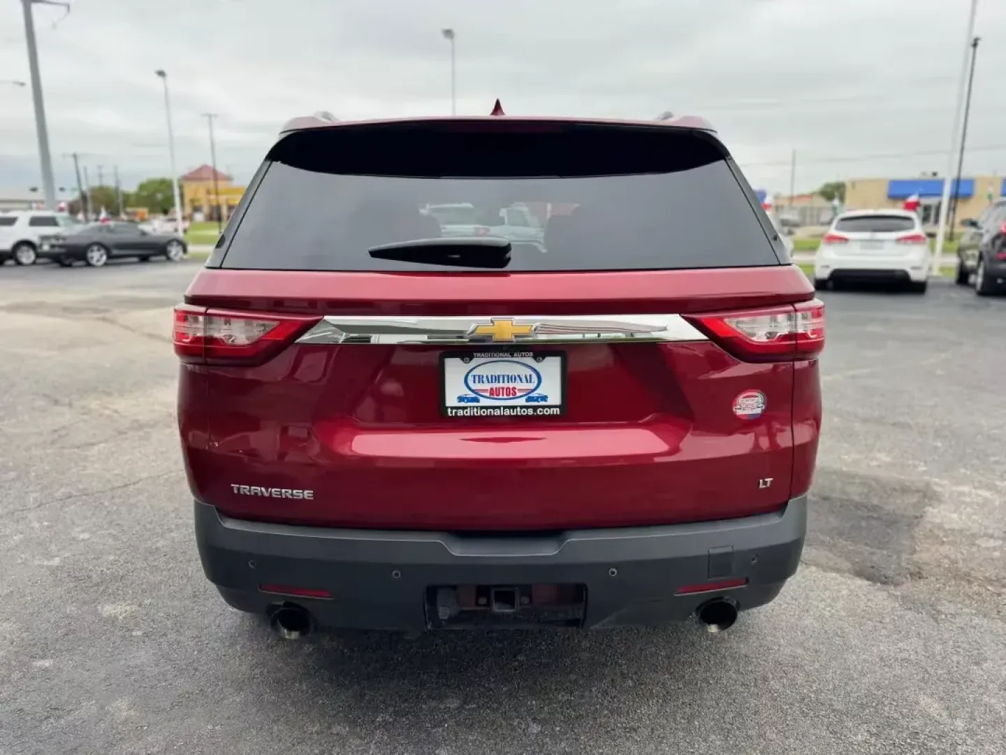 2018 MAROON Chevrolet Traverse (1GNERHKWXJJ) with an 3.6L V6 DOHC 24V engine, located at 10740 Forest Lane, Dallas, TX, 75243, (972) 272-7300, 32.908588, -96.701813 - 2018 Chevrolet Traverse - Photo#4