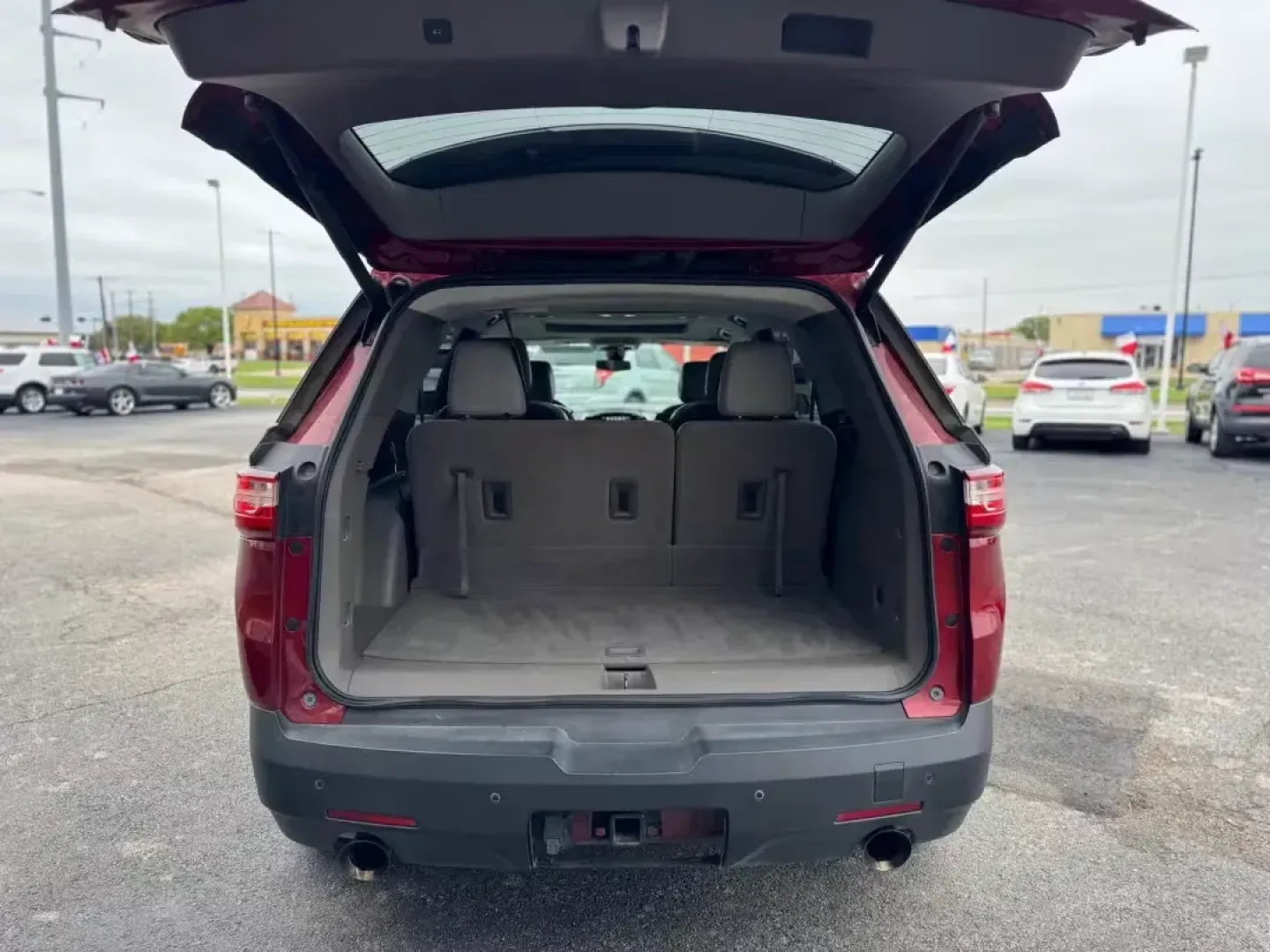 2018 MAROON Chevrolet Traverse (1GNERHKWXJJ) with an 3.6L V6 DOHC 24V engine, located at 10740 Forest Lane, Dallas, TX, 75243, (972) 272-7300, 32.908588, -96.701813 - 2018 Chevrolet Traverse - Photo#5