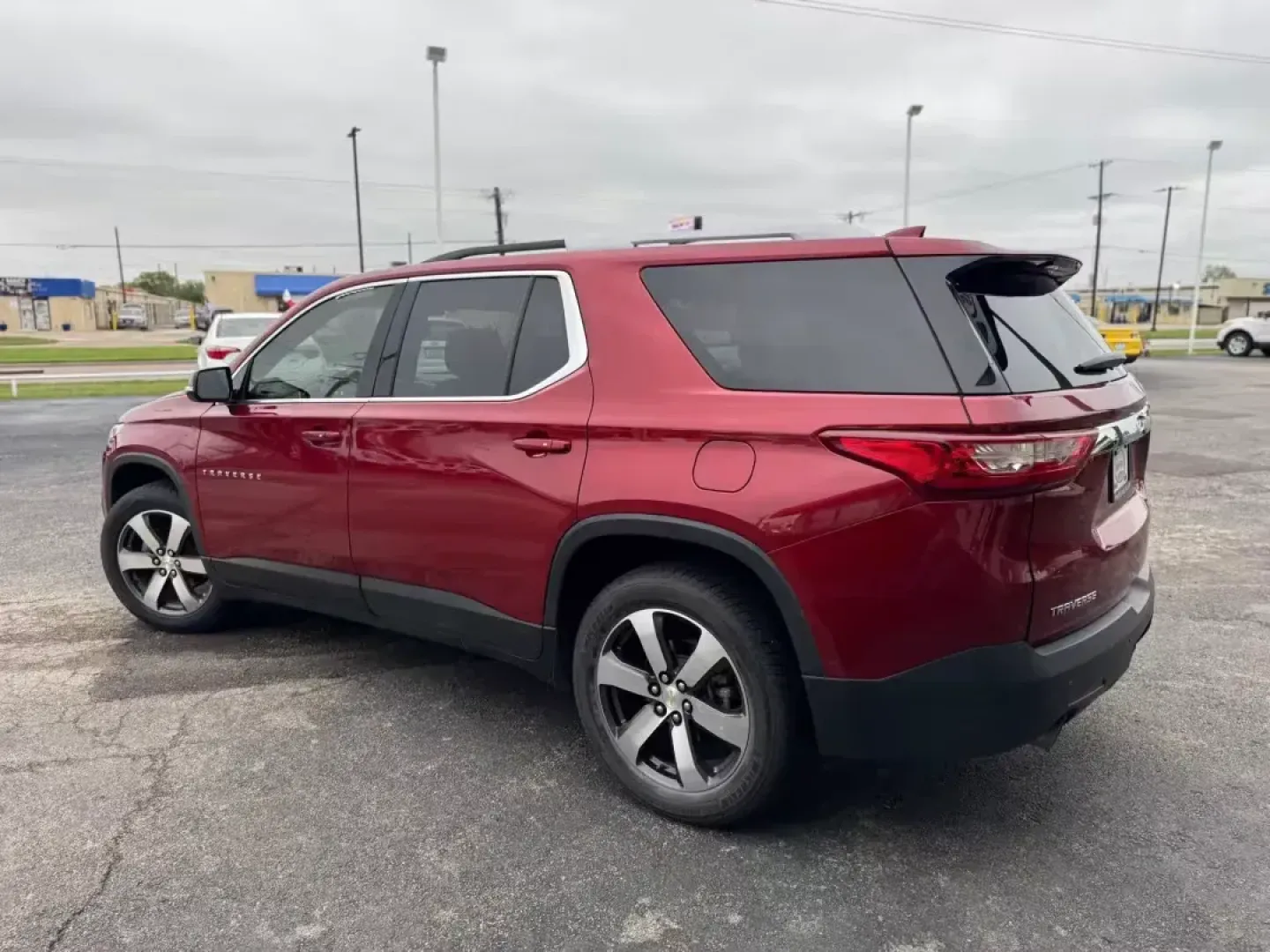 2018 MAROON Chevrolet Traverse (1GNERHKWXJJ) with an 3.6L V6 DOHC 24V engine, located at 10740 Forest Lane, Dallas, TX, 75243, (972) 272-7300, 32.908588, -96.701813 - 2018 Chevrolet Traverse - Photo#6