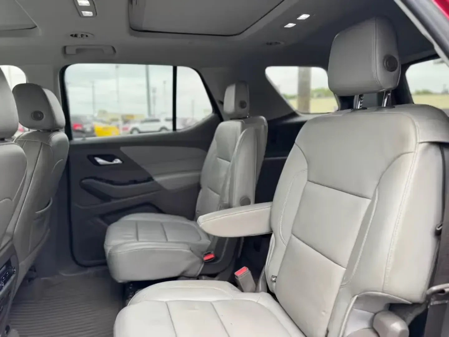 2018 MAROON Chevrolet Traverse (1GNERHKWXJJ) with an 3.6L V6 DOHC 24V engine, located at 10740 Forest Lane, Dallas, TX, 75243, (972) 272-7300, 32.908588, -96.701813 - 2018 Chevrolet Traverse - Photo#7