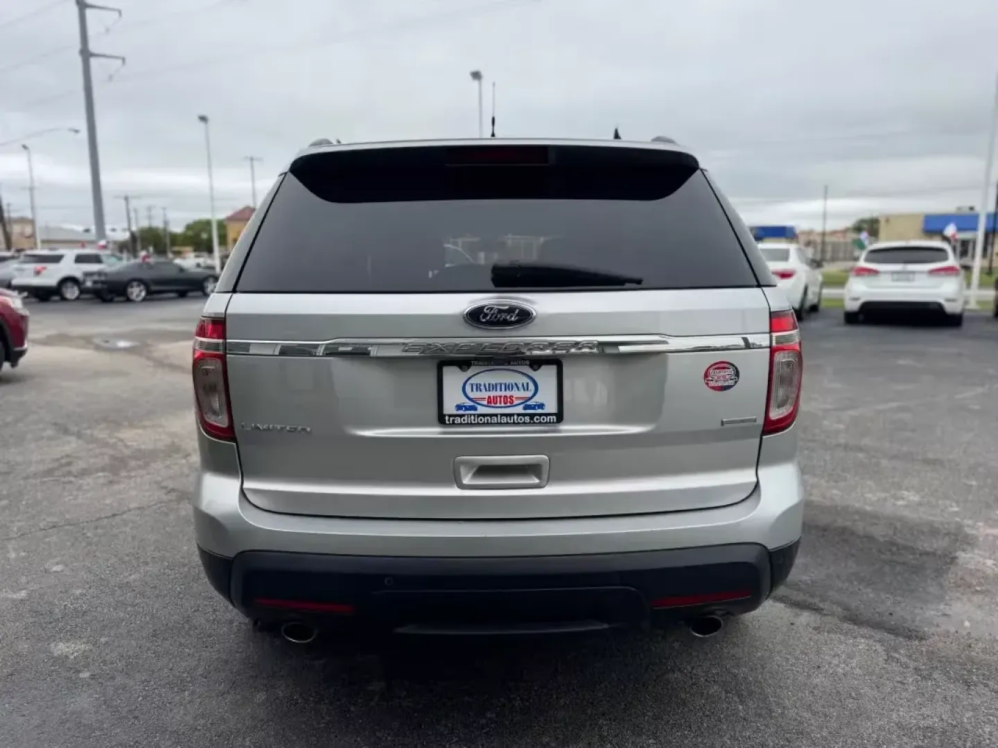 2014 SILVER Ford Explorer Limited 4WD (1FM5K8F82EG) with an 3.5L V6 DOHC 24V engine, 6-Speed Automatic transmission, located at 10740 Forest Lane, Dallas, TX, 75243, (972) 272-7300, 32.908588, -96.701813 - **Unleash Adventure with This 2014 Ford Explorer Limited 4WD!**<br /> <br /> Are you ready to elevate your family outings or weekend getaways? Look no further than this stunning 2014 Ford Explorer Limited 4WD, available now at Traditional Autos in Dallas, TX. Perfect for those who love to explore th - Photo#4
