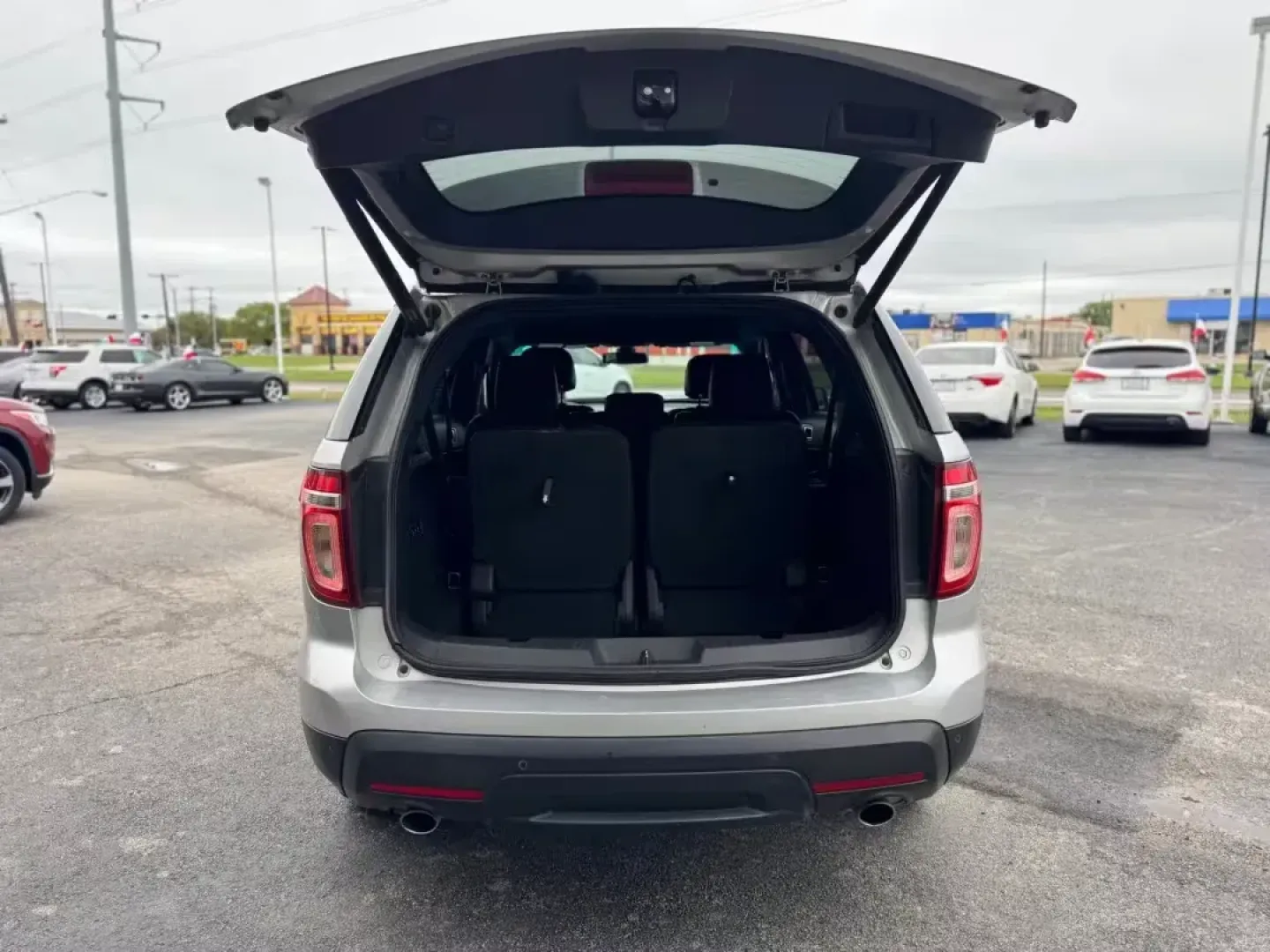 2014 SILVER Ford Explorer Limited 4WD (1FM5K8F82EG) with an 3.5L V6 DOHC 24V engine, 6-Speed Automatic transmission, located at 10740 Forest Lane, Dallas, TX, 75243, (972) 272-7300, 32.908588, -96.701813 - **Unleash Adventure with This 2014 Ford Explorer Limited 4WD!**<br /> <br /> Are you ready to elevate your family outings or weekend getaways? Look no further than this stunning 2014 Ford Explorer Limited 4WD, available now at Traditional Autos in Dallas, TX. Perfect for those who love to explore th - Photo#5