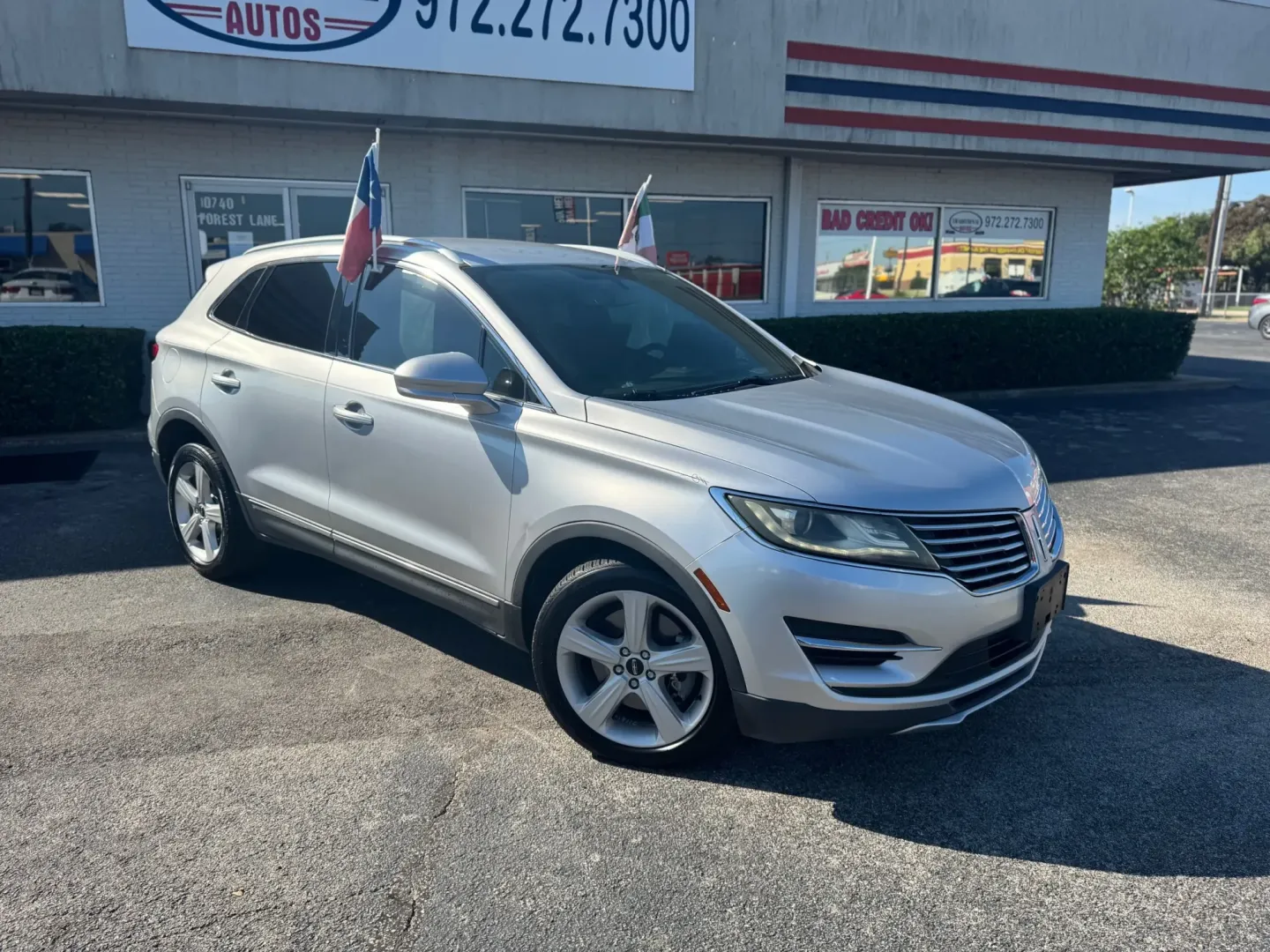 2015 SILVER Lincoln MKC FWD (5LMCJ1A96FU) with an 2.0L L4 DOHC 16V engine, 6-Speed Automatic transmission, located at 10740 Forest Lane, Dallas, TX, 75243, (972) 272-7300, 32.908588, -96.701813 - Experience the freedom of adventure with the 2015 Lincoln MKC, a perfect blend of luxury and capability that's ideal for weekend getaways and daily commutes alike. At Traditional Autos, located at 10740 Forest Lane, Dallas, TX 75243, we specialize in quality used vehicles, and this pre-owned SUV is - Photo#1