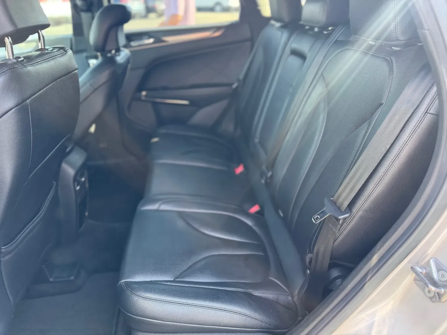 2015 SILVER Lincoln MKC FWD (5LMCJ1A96FU) with an 2.0L L4 DOHC 16V engine, 6-Speed Automatic transmission, located at 10740 Forest Lane, Dallas, TX, 75243, (972) 272-7300, 32.908588, -96.701813 - Experience the freedom of adventure with the 2015 Lincoln MKC, a perfect blend of luxury and capability that's ideal for weekend getaways and daily commutes alike. At Traditional Autos, located at 10740 Forest Lane, Dallas, TX 75243, we specialize in quality used vehicles, and this pre-owned SUV is - Photo#5