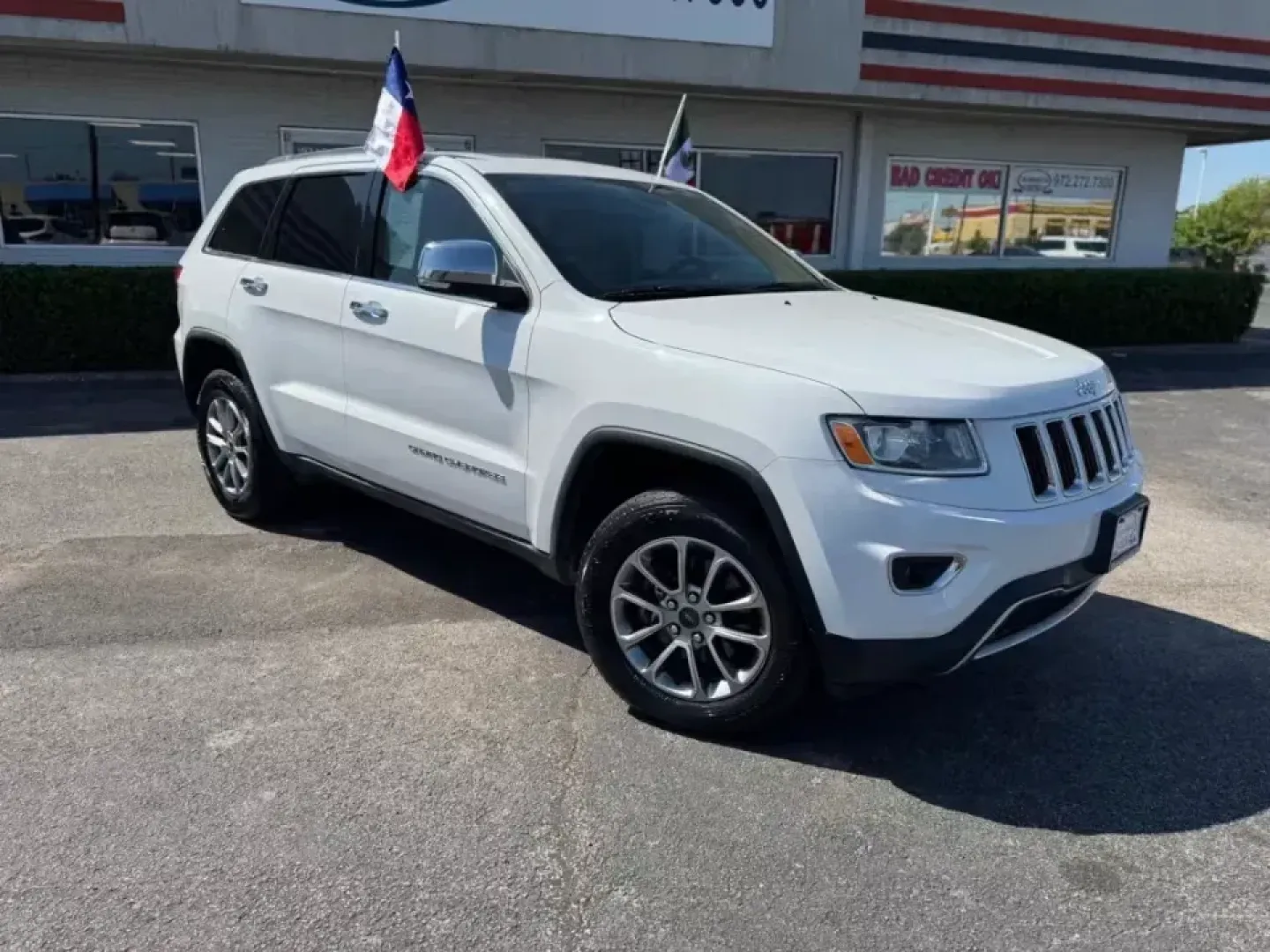 2014 WHITE Jeep Grand Cherokee Limited 2WD (1C4RJEBM5EC) with an 3.0L V6 DOHC 24V DIESEL engine, 5-Speed Automatic transmission, located at 10740 Forest Lane, Dallas, TX, 75243, (972) 272-7300, 32.908588, -96.701813 - **Adventure Awaits with This 2014 Jeep Grand Cherokee Limited!**<br /> <br /> Are you ready to elevate your weekend adventures or enhance your daily commute? Look no further! At Traditional Autos in Dallas, TX, we present the 2014 Jeep Grand Cherokee Limited a vehicle that seamlessly blends rugged - Photo#2