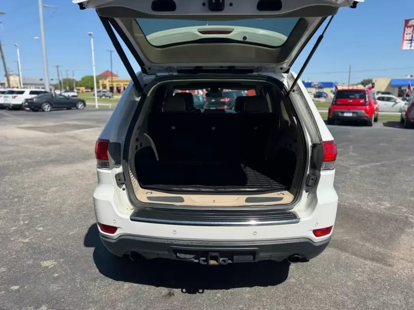 2014 WHITE Jeep Grand Cherokee Limited 2WD (1C4RJEBM5EC) with an 3.0L V6 DOHC 24V DIESEL engine, 5-Speed Automatic transmission, located at 10740 Forest Lane, Dallas, TX, 75243, (972) 272-7300, 32.908588, -96.701813 - **Adventure Awaits with This 2014 Jeep Grand Cherokee Limited!**<br /> <br /> Are you ready to elevate your weekend adventures or enhance your daily commute? Look no further! At Traditional Autos in Dallas, TX, we present the 2014 Jeep Grand Cherokee Limited a vehicle that seamlessly blends rugged - Photo#4