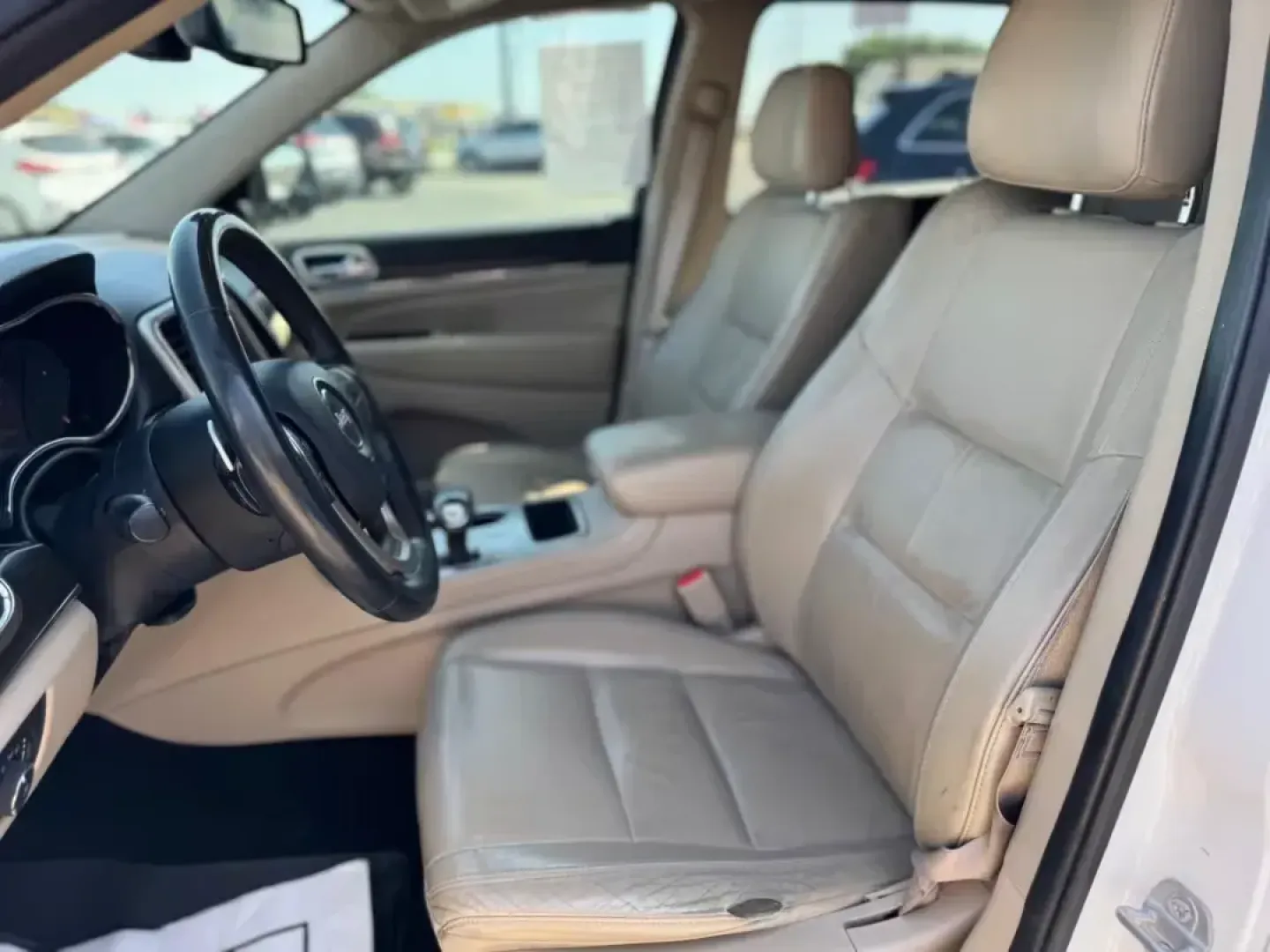2014 WHITE Jeep Grand Cherokee Limited 2WD (1C4RJEBM5EC) with an 3.0L V6 DOHC 24V DIESEL engine, 5-Speed Automatic transmission, located at 10740 Forest Lane, Dallas, TX, 75243, (972) 272-7300, 32.908588, -96.701813 - **Adventure Awaits with This 2014 Jeep Grand Cherokee Limited!**<br /> <br /> Are you ready to elevate your weekend adventures or enhance your daily commute? Look no further! At Traditional Autos in Dallas, TX, we present the 2014 Jeep Grand Cherokee Limited a vehicle that seamlessly blends rugged - Photo#7