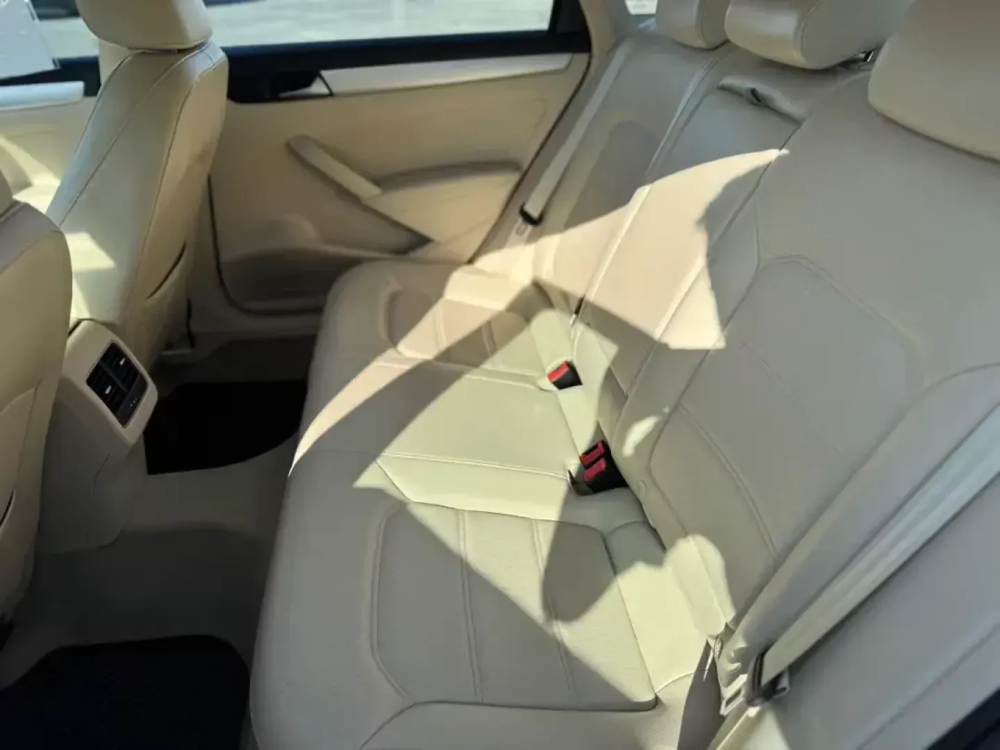 2013 WHITE Volkswagen Passat 2.5L SE MT (1VWBH7A3XDC) with an 2.5L L5 DOHC 2OV engine, 6-Speed Automatic transmission, located at 10740 Forest Lane, Dallas, TX, 75243, (972) 272-7300, 32.908588, -96.701813 - **Discover Adventure and Comfort in the 2013 Volkswagen Passat at Traditional Autos!**<br /> <br /> Are you ready to elevate your commuting experience or embark on a weekend adventure? Look no further than the 2013 Volkswagen Passat, a versatile sedan that perfectly balances comfort, efficiency, and - Photo#4