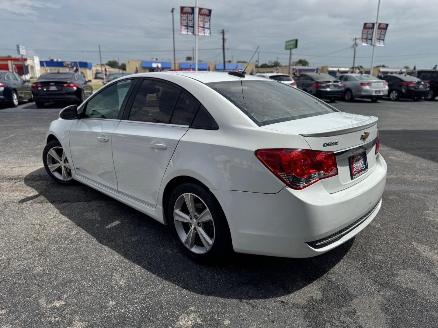 2015 WHITE CHEVROLET CRUZE 2LT 2LT Auto (1G1PE5SBXF7) with an 1.4L L4 DOHC 16V TURBO engine, 6-Speed Automatic transmission, located at 10740 Forest Lane, Dallas, TX, 75243, (972) 272-7300, 32.908588, -96.701813 - Photo#3