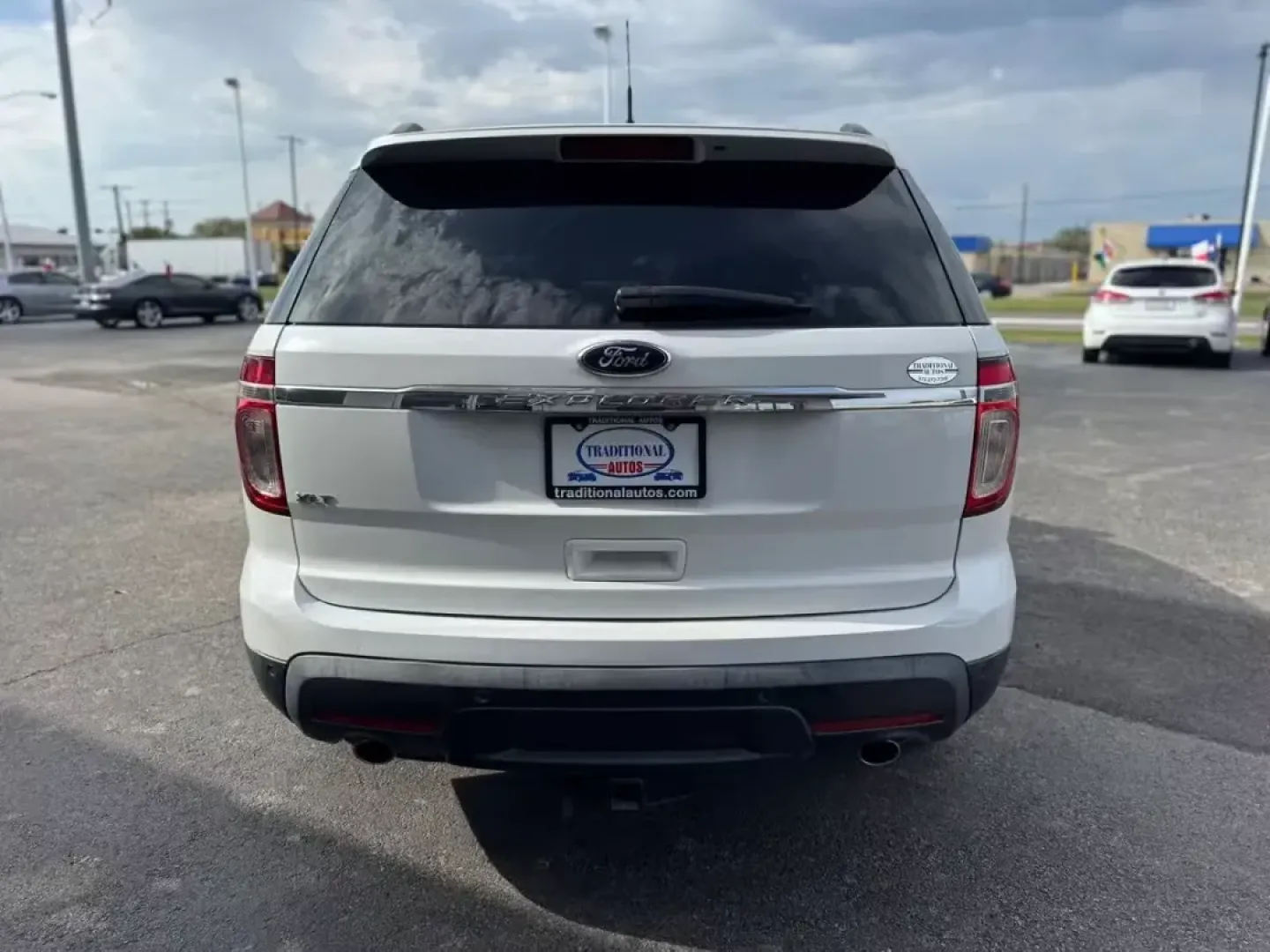 2014 WHITE Ford Explorer XLT FWD (1FM5K7D86EG) with an 3.5L V6 DOHC 24V engine, 6-Speed Automatic transmission, located at 10740 Forest Lane, Dallas, TX, 75243, (972) 272-7300, 32.908588, -96.701813 - If you're searching for a spacious and reliable SUV that can handle family trips, weekend adventures, or daily commuting with ease, look no further than this stunning 2014 Ford Explorer XLT FWD available at Traditional Autos. With its generous seating for up to seven passengers, this versatile SUV i - Photo#4