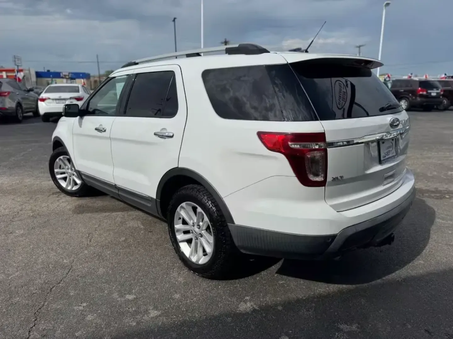2014 WHITE Ford Explorer XLT FWD (1FM5K7D86EG) with an 3.5L V6 DOHC 24V engine, 6-Speed Automatic transmission, located at 10740 Forest Lane, Dallas, TX, 75243, (972) 272-7300, 32.908588, -96.701813 - If you're searching for a spacious and reliable SUV that can handle family trips, weekend adventures, or daily commuting with ease, look no further than this stunning 2014 Ford Explorer XLT FWD available at Traditional Autos. With its generous seating for up to seven passengers, this versatile SUV i - Photo#5