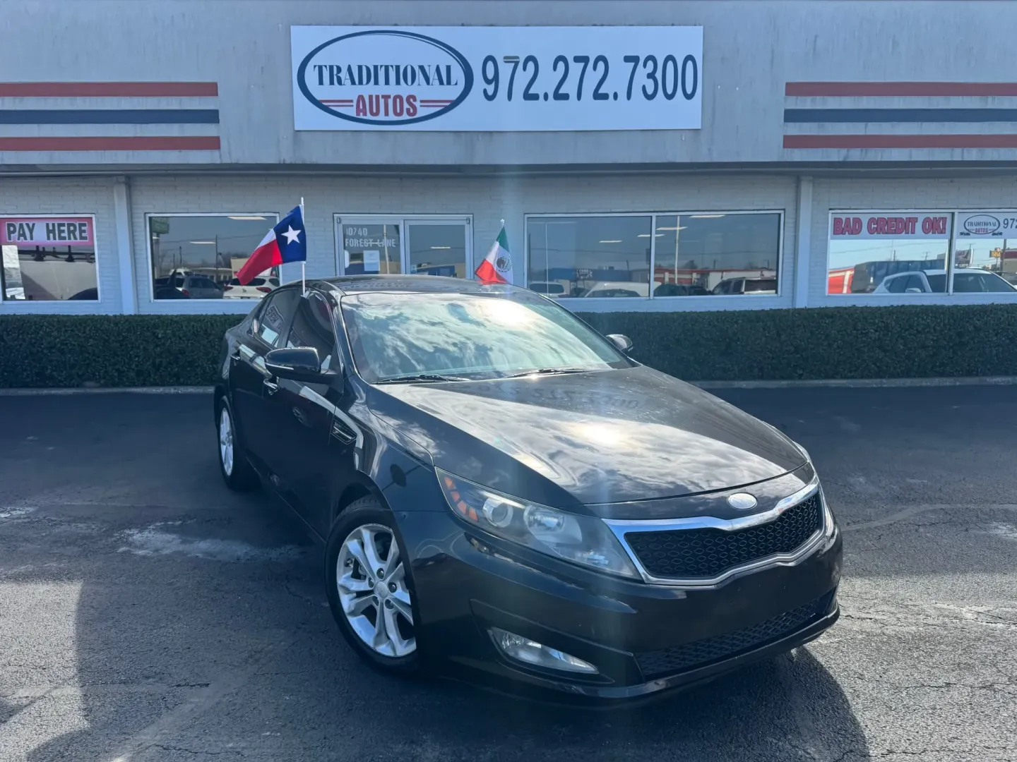 2013 Kia Optima EX (5XXGN4A79DG) with an 2.4L L4 DOHC 16V engine, 6-Speed Automatic transmission, located at 10740 Forest Lane, Dallas, TX, 75243, (972) 272-7300, 32.908588, -96.701813 - **Discover Your Ideal Commuter Companion: 2013 Kia Optima at Traditional Autos!**<br /> <br /> Rev up your daily drive with the 2013 Kia Optima, an exceptional choice for budget-conscious buyers who crave style, comfort, and reliability. Whether you're navigating through the busy streets of Dallas o - Photo#0