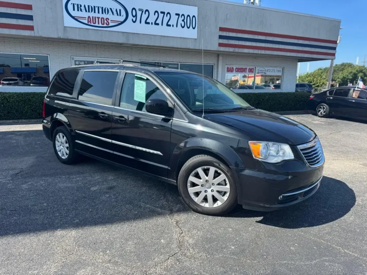 2016 BLUE Chrysler Town and Country Touring (2C4RC1BG3GR) with an 3.6L V6 DOHC 24V engine, 6A transmission, located at 10740 Forest Lane, Dallas, TX, 75243, (972) 272-7300, 32.908588, -96.701813 - Are you ready to elevate your family adventures and daily commutes? Look no further than this stunning 2016 Chrysler Town and Country Touring, now available at Traditional Autos, your premier pre-owned dealership in Dallas, TX. Located at 10740 Forest Lane, we specialize in quality used vehicles t - Photo#1