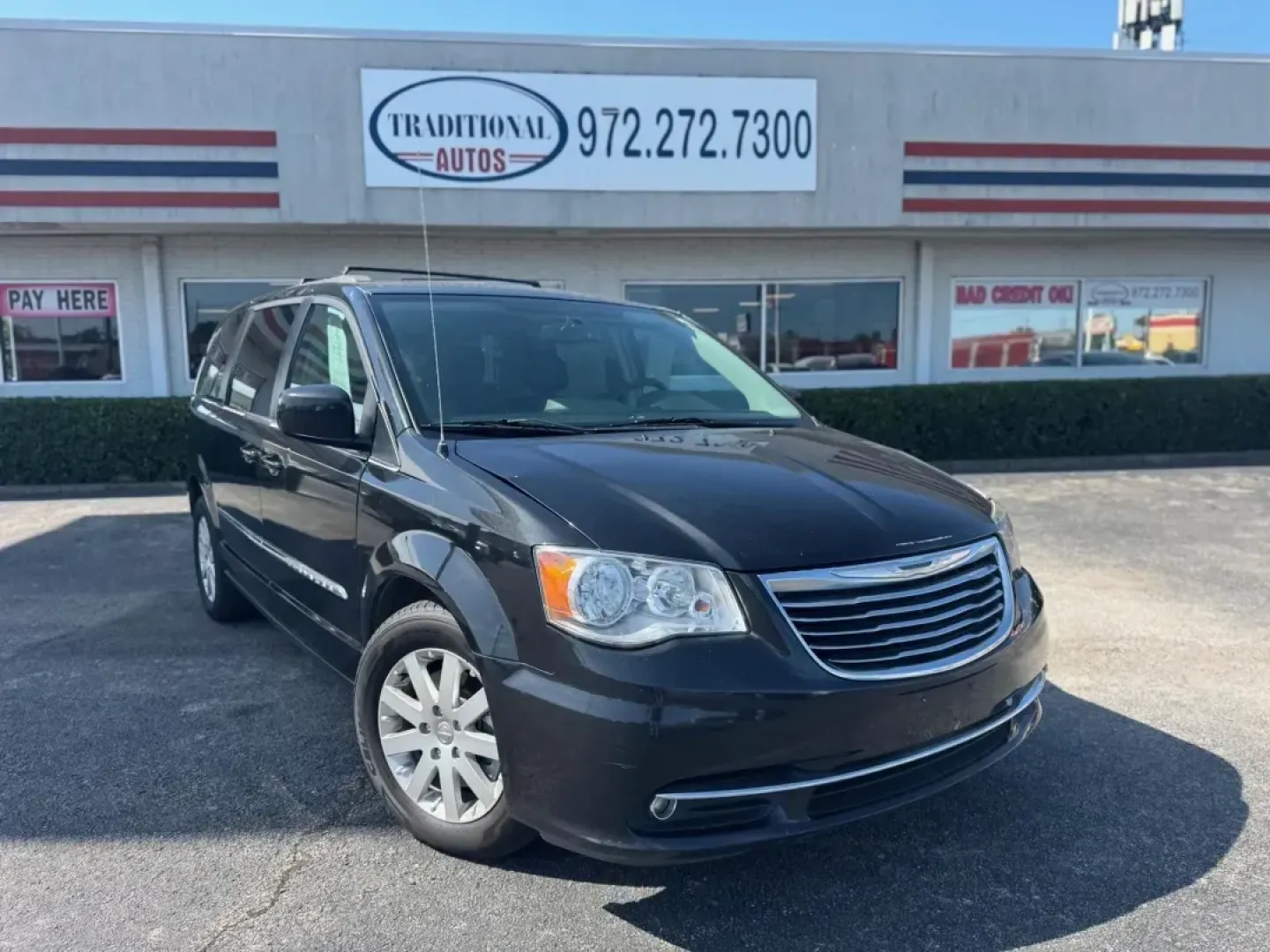 2016 BLUE Chrysler Town and Country Touring (2C4RC1BG3GR) with an 3.6L V6 DOHC 24V engine, 6A transmission, located at 10740 Forest Lane, Dallas, TX, 75243, (972) 272-7300, 32.908588, -96.701813 - Are you ready to elevate your family adventures and daily commutes? Look no further than this stunning 2016 Chrysler Town and Country Touring, now available at Traditional Autos, your premier pre-owned dealership in Dallas, TX. Located at 10740 Forest Lane, we specialize in quality used vehicles t - Photo#2