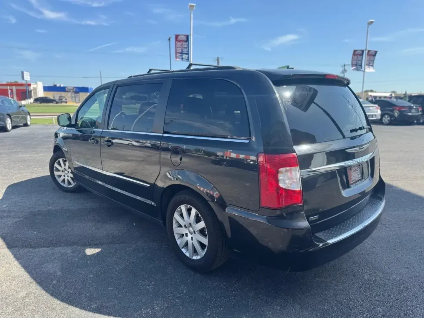 2016 BLUE Chrysler Town and Country Touring (2C4RC1BG3GR) with an 3.6L V6 DOHC 24V engine, 6A transmission, located at 10740 Forest Lane, Dallas, TX, 75243, (972) 272-7300, 32.908588, -96.701813 - Are you ready to elevate your family adventures and daily commutes? Look no further than this stunning 2016 Chrysler Town and Country Touring, now available at Traditional Autos, your premier pre-owned dealership in Dallas, TX. Located at 10740 Forest Lane, we specialize in quality used vehicles t - Photo#3