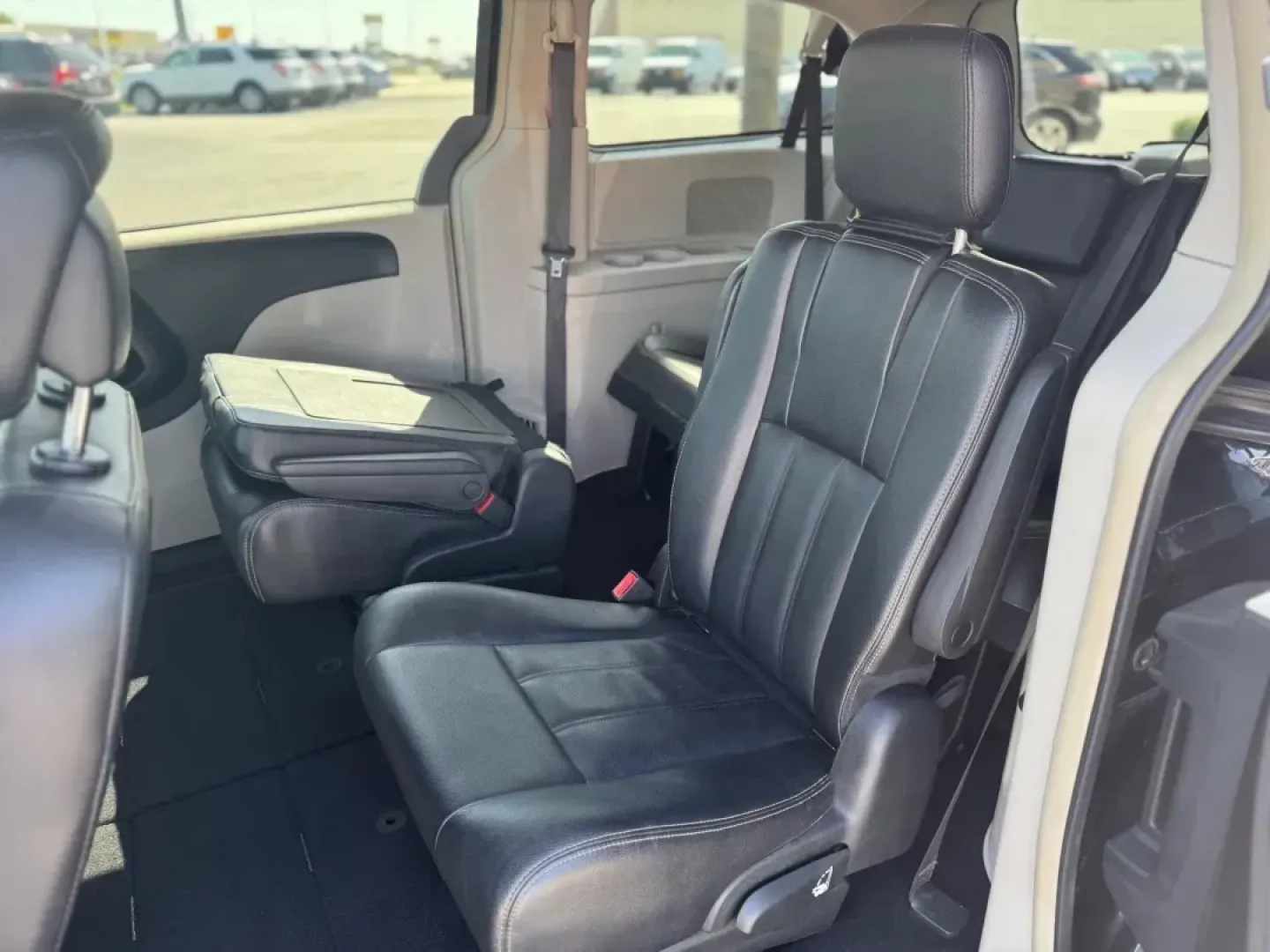 2016 BLUE Chrysler Town and Country Touring (2C4RC1BG3GR) with an 3.6L V6 DOHC 24V engine, 6A transmission, located at 10740 Forest Lane, Dallas, TX, 75243, (972) 272-7300, 32.908588, -96.701813 - Are you ready to elevate your family adventures and daily commutes? Look no further than this stunning 2016 Chrysler Town and Country Touring, now available at Traditional Autos, your premier pre-owned dealership in Dallas, TX. Located at 10740 Forest Lane, we specialize in quality used vehicles t - Photo#4