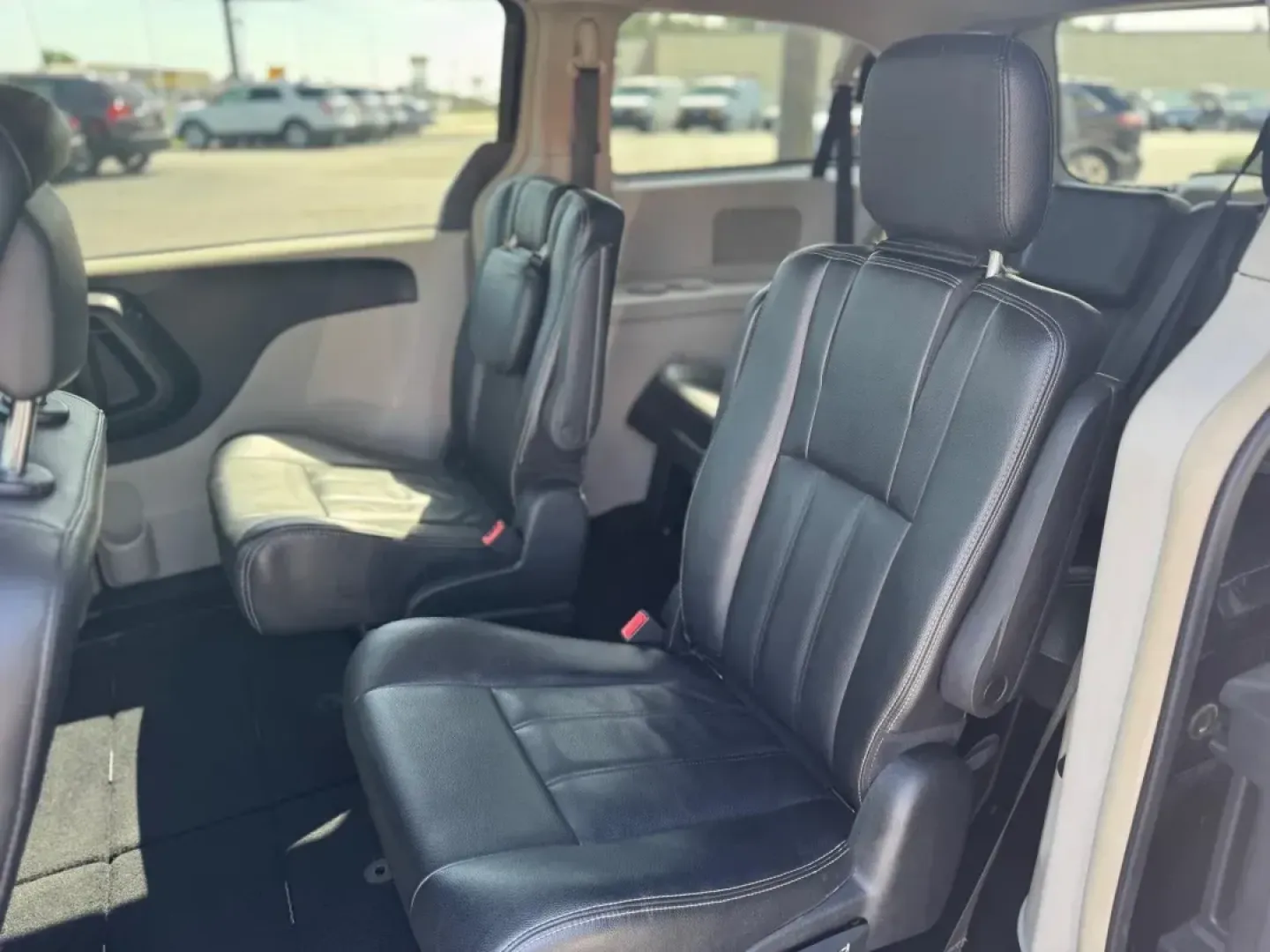 2016 BLUE Chrysler Town and Country Touring (2C4RC1BG3GR) with an 3.6L V6 DOHC 24V engine, 6A transmission, located at 10740 Forest Lane, Dallas, TX, 75243, (972) 272-7300, 32.908588, -96.701813 - Are you ready to elevate your family adventures and daily commutes? Look no further than this stunning 2016 Chrysler Town and Country Touring, now available at Traditional Autos, your premier pre-owned dealership in Dallas, TX. Located at 10740 Forest Lane, we specialize in quality used vehicles t - Photo#5