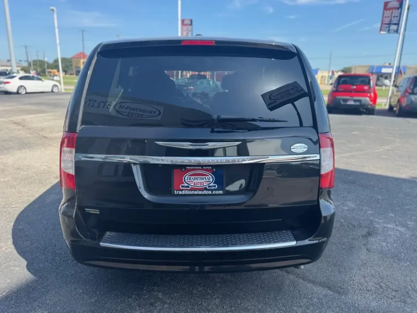 2016 BLUE Chrysler Town and Country Touring (2C4RC1BG3GR) with an 3.6L V6 DOHC 24V engine, 6A transmission, located at 10740 Forest Lane, Dallas, TX, 75243, (972) 272-7300, 32.908588, -96.701813 - Are you ready to elevate your family adventures and daily commutes? Look no further than this stunning 2016 Chrysler Town and Country Touring, now available at Traditional Autos, your premier pre-owned dealership in Dallas, TX. Located at 10740 Forest Lane, we specialize in quality used vehicles t - Photo#6