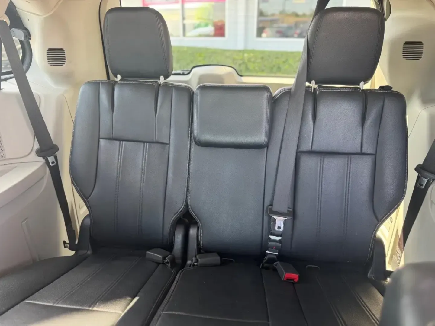 2016 BLUE Chrysler Town and Country Touring (2C4RC1BG3GR) with an 3.6L V6 DOHC 24V engine, 6A transmission, located at 10740 Forest Lane, Dallas, TX, 75243, (972) 272-7300, 32.908588, -96.701813 - Are you ready to elevate your family adventures and daily commutes? Look no further than this stunning 2016 Chrysler Town and Country Touring, now available at Traditional Autos, your premier pre-owned dealership in Dallas, TX. Located at 10740 Forest Lane, we specialize in quality used vehicles t - Photo#7