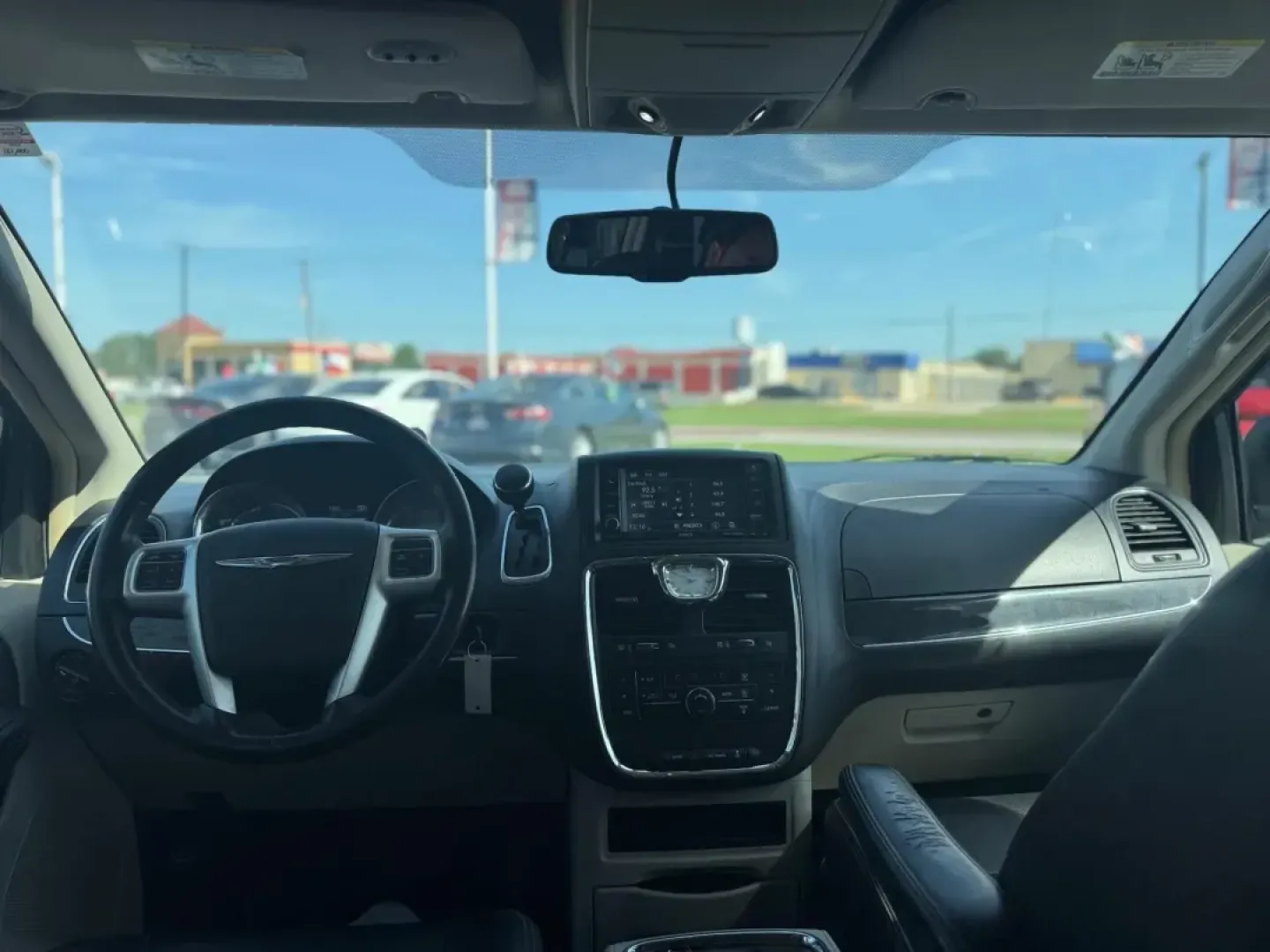 2016 BLUE Chrysler Town and Country Touring (2C4RC1BG3GR) with an 3.6L V6 DOHC 24V engine, 6A transmission, located at 10740 Forest Lane, Dallas, TX, 75243, (972) 272-7300, 32.908588, -96.701813 - Are you ready to elevate your family adventures and daily commutes? Look no further than this stunning 2016 Chrysler Town and Country Touring, now available at Traditional Autos, your premier pre-owned dealership in Dallas, TX. Located at 10740 Forest Lane, we specialize in quality used vehicles t - Photo#8