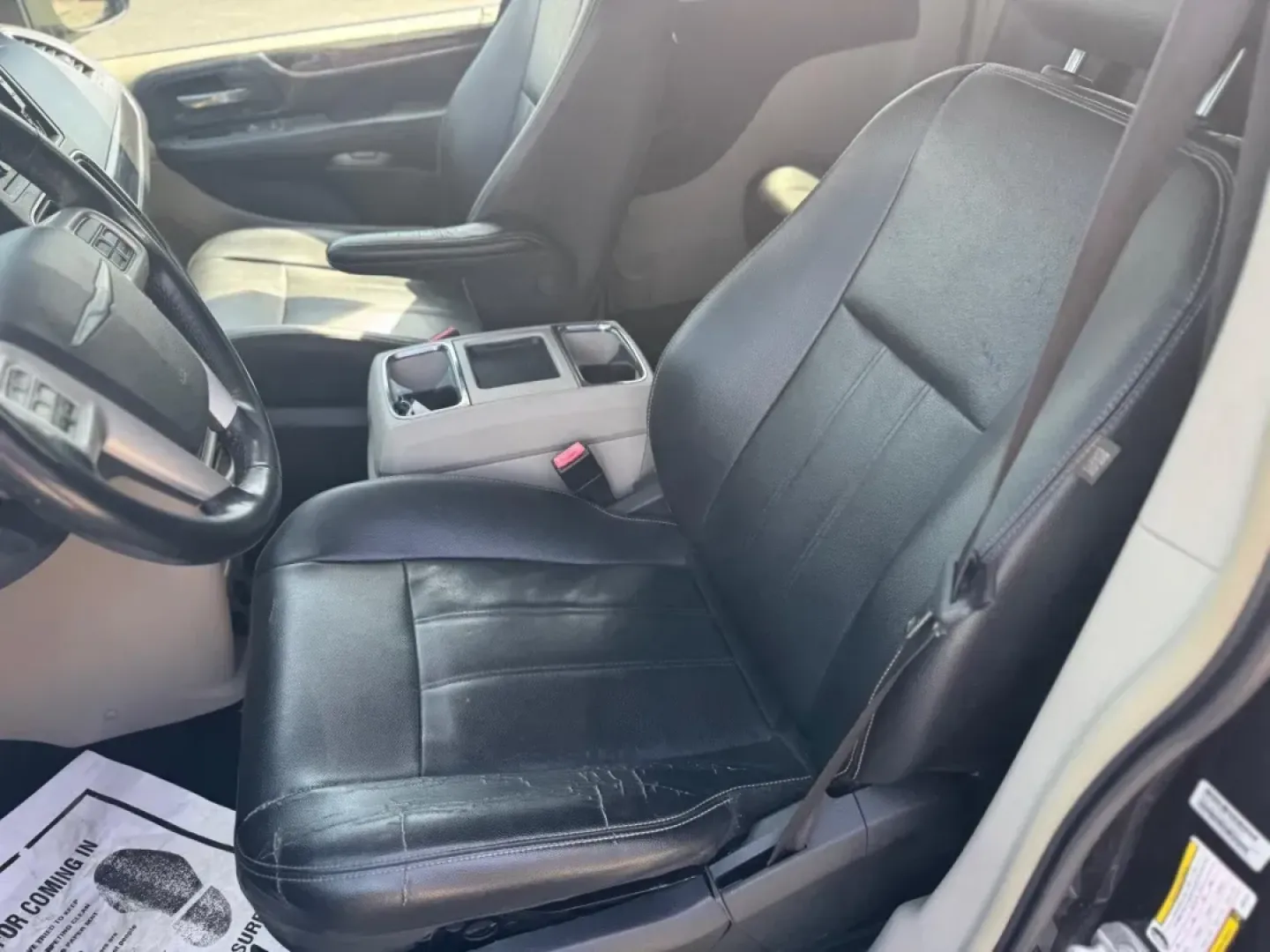 2016 BLUE Chrysler Town and Country Touring (2C4RC1BG3GR) with an 3.6L V6 DOHC 24V engine, 6A transmission, located at 10740 Forest Lane, Dallas, TX, 75243, (972) 272-7300, 32.908588, -96.701813 - Are you ready to elevate your family adventures and daily commutes? Look no further than this stunning 2016 Chrysler Town and Country Touring, now available at Traditional Autos, your premier pre-owned dealership in Dallas, TX. Located at 10740 Forest Lane, we specialize in quality used vehicles t - Photo#9