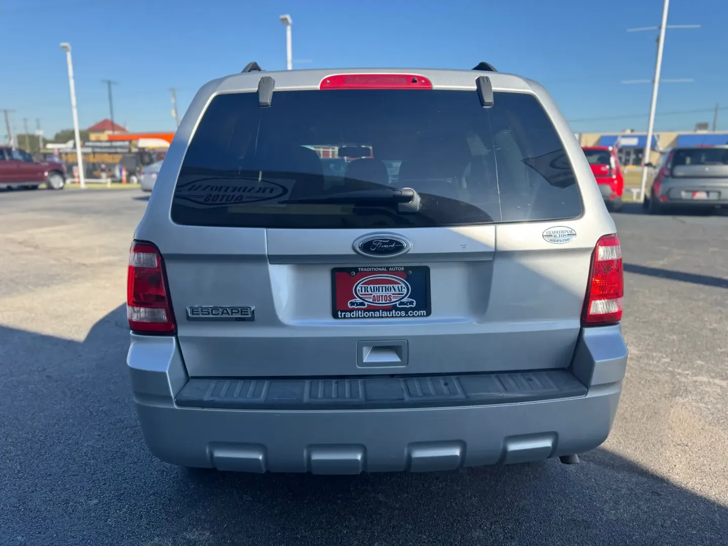 2010 Ford Escape XLT FWD (1FMCU0D79AK) with an 2.5L L4 DOHC 16V engine, 6-Speed Automatic transmission, located at 10740 Forest Lane, Dallas, TX, 75243, (972) 272-7300, 32.908588, -96.701813 - **Explore Your Next Adventure with the 2010 Ford Escape SUV at Traditional Autos!**<br /> <br /> Are you seeking a reliable and spacious vehicle perfect for your family outings, weekend adventures, or daily commutes through the bustling streets of Dallas? Look no further! This 2010 Ford Escape SUV, - Photo#2
