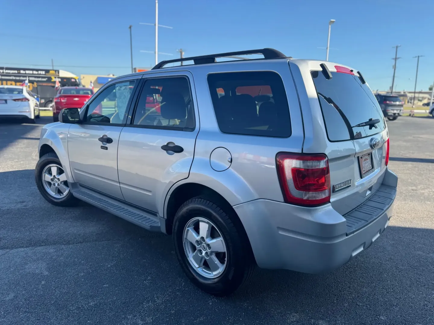 2010 Ford Escape XLT FWD (1FMCU0D79AK) with an 2.5L L4 DOHC 16V engine, 6-Speed Automatic transmission, located at 10740 Forest Lane, Dallas, TX, 75243, (972) 272-7300, 32.908588, -96.701813 - **Explore Your Next Adventure with the 2010 Ford Escape SUV at Traditional Autos!**<br /> <br /> Are you seeking a reliable and spacious vehicle perfect for your family outings, weekend adventures, or daily commutes through the bustling streets of Dallas? Look no further! This 2010 Ford Escape SUV, - Photo#3
