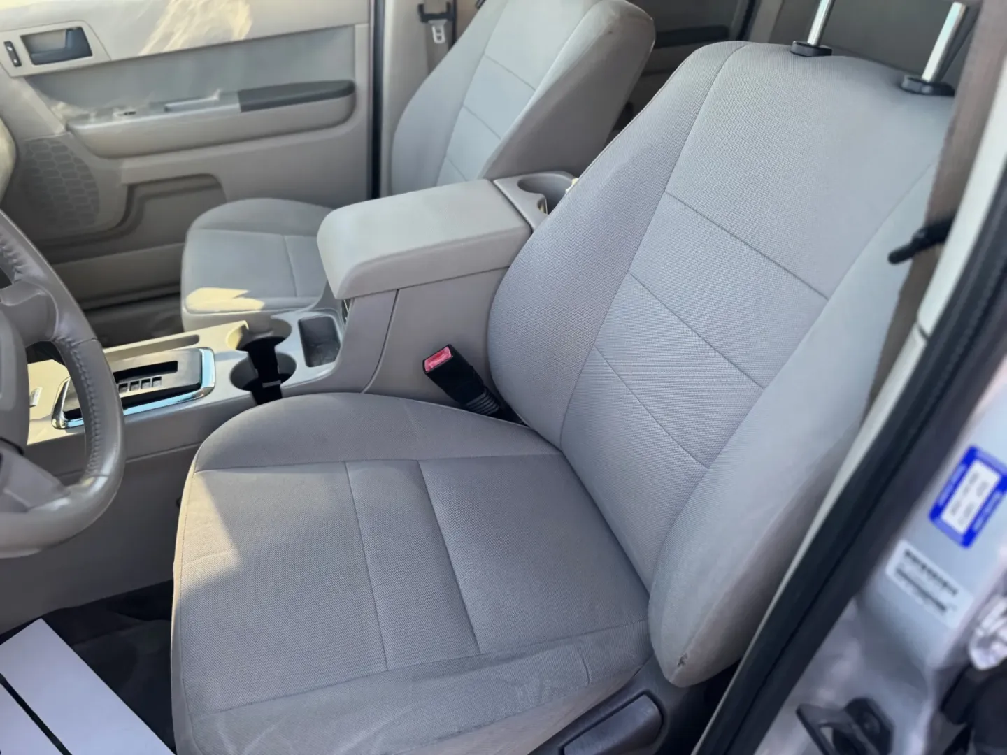 2010 Ford Escape XLT FWD (1FMCU0D79AK) with an 2.5L L4 DOHC 16V engine, 6-Speed Automatic transmission, located at 10740 Forest Lane, Dallas, TX, 75243, (972) 272-7300, 32.908588, -96.701813 - **Explore Your Next Adventure with the 2010 Ford Escape SUV at Traditional Autos!**<br /> <br /> Are you seeking a reliable and spacious vehicle perfect for your family outings, weekend adventures, or daily commutes through the bustling streets of Dallas? Look no further! This 2010 Ford Escape SUV, - Photo#7