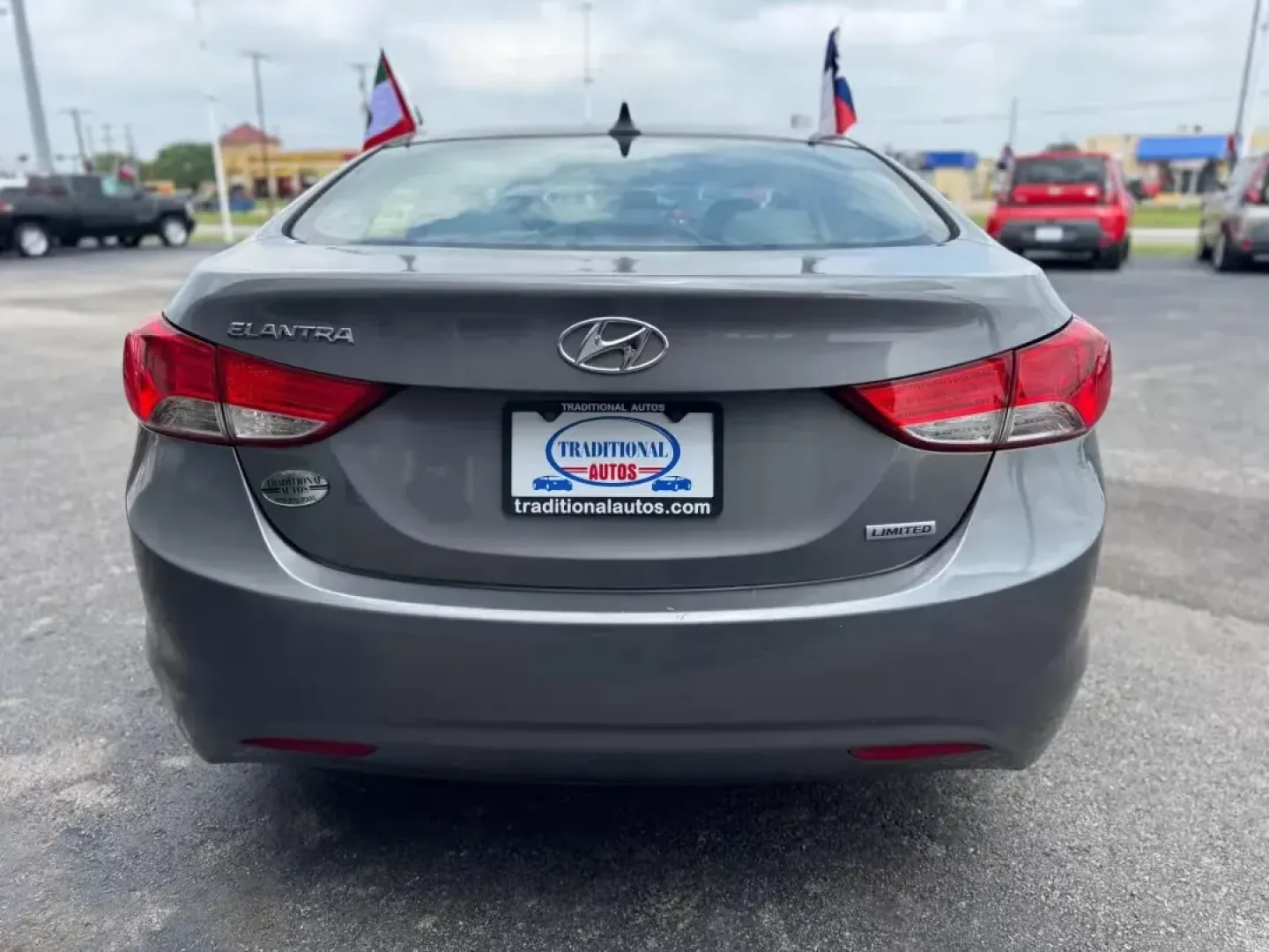2013 GRAY Hyundai Elantra Limited (5NPDH4AE1DH) with an 1.8L L4 DOHC 16V engine, 6-Speed Automatic transmission, located at 10740 Forest Lane, Dallas, TX, 75243, (972) 272-7300, 32.908588, -96.701813 - **Discover Your Next Adventure with the 2013 Hyundai Elantra Limited**<br /> <br /> Embark on unforgettable journeys while enjoying the perfect blend of efficiency, comfort, and style with the 2013 Hyundai Elantra Limited. This pre-owned sedan is not just a car; it's your key to explore everything t - Photo#4