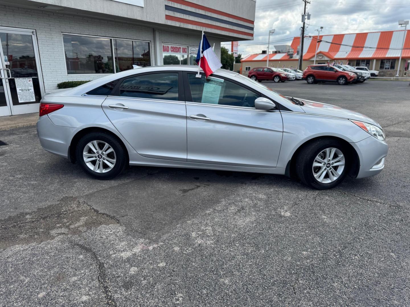 2013 SILVER HYUNDAI SONATA GLS GLS (5NPEB4AC4DH) with an 2.4L L4 DOHC 16V engine, 6-Speed Automatic transmission, located at 10740 Forest Lane, Dallas, TX, 75243, (972) 272-7300, 32.908588, -96.701813 - Photo#2