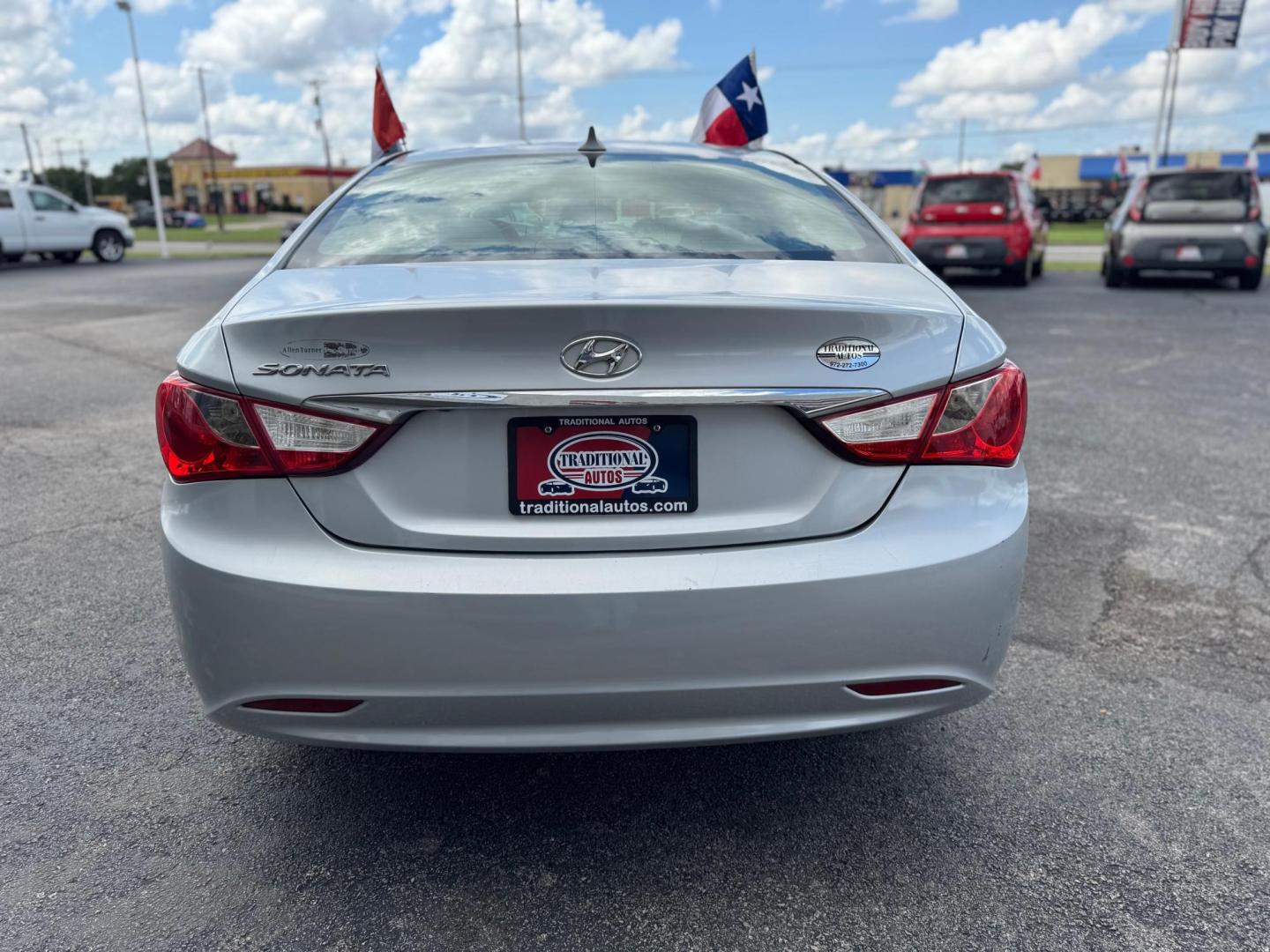 2013 SILVER HYUNDAI SONATA GLS GLS (5NPEB4AC4DH) with an 2.4L L4 DOHC 16V engine, 6-Speed Automatic transmission, located at 10740 Forest Lane, Dallas, TX, 75243, (972) 272-7300, 32.908588, -96.701813 - Photo#3