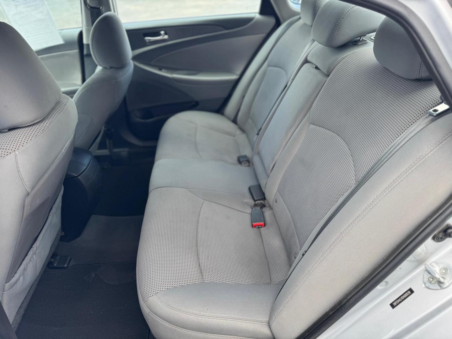 2013 SILVER HYUNDAI SONATA GLS GLS (5NPEB4AC4DH) with an 2.4L L4 DOHC 16V engine, 6-Speed Automatic transmission, located at 10740 Forest Lane, Dallas, TX, 75243, (972) 272-7300, 32.908588, -96.701813 - Photo#5