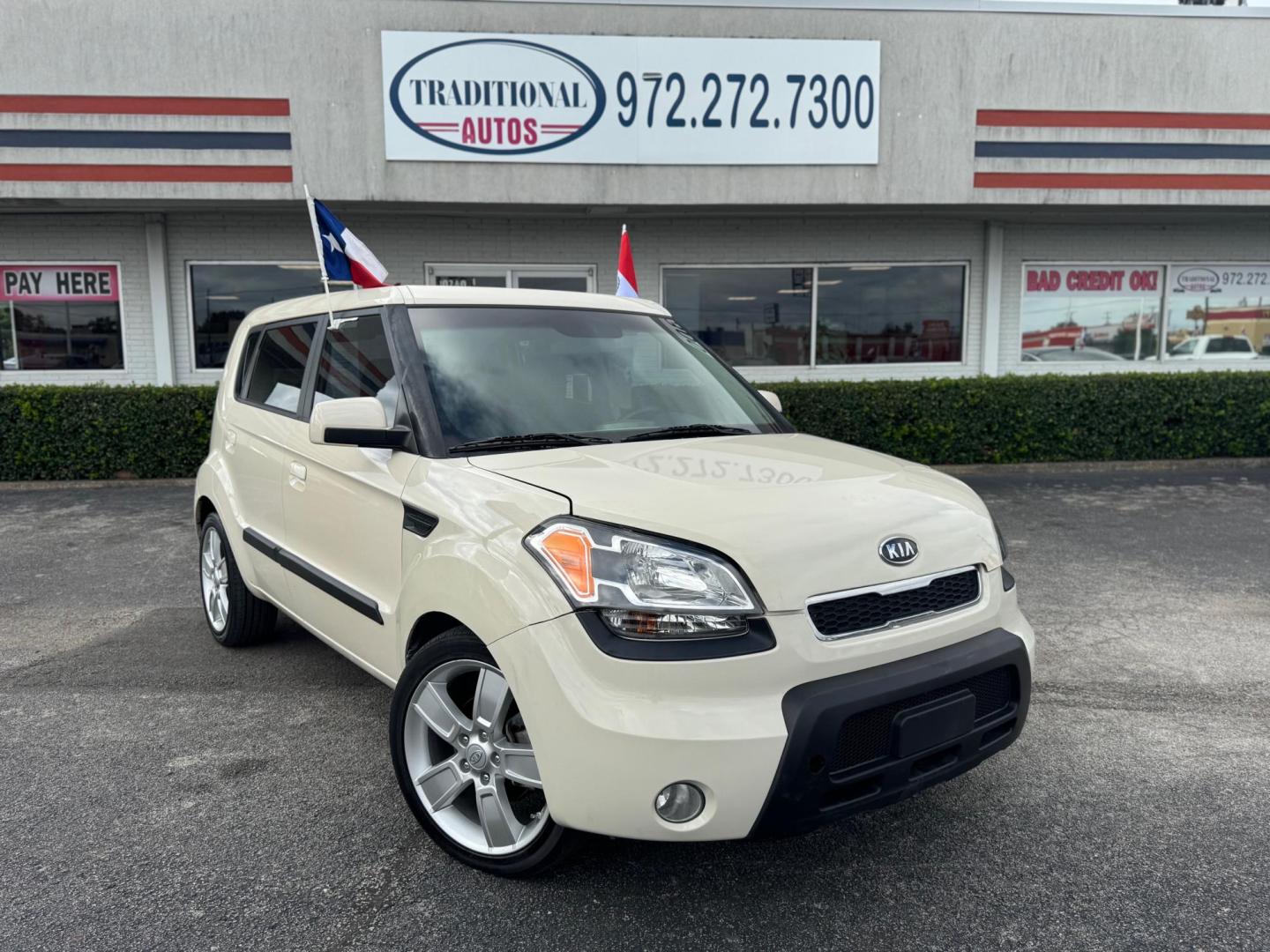 2010 WHITE KIA SOUL BASE; SPORT; + ! (KNDJT2A2XA7) with an 2.0L L4 DOHC 16V engine, located at 10740 Forest Lane, Dallas, TX, 75243, (972) 272-7300, 32.908588, -96.701813 - Photo#0