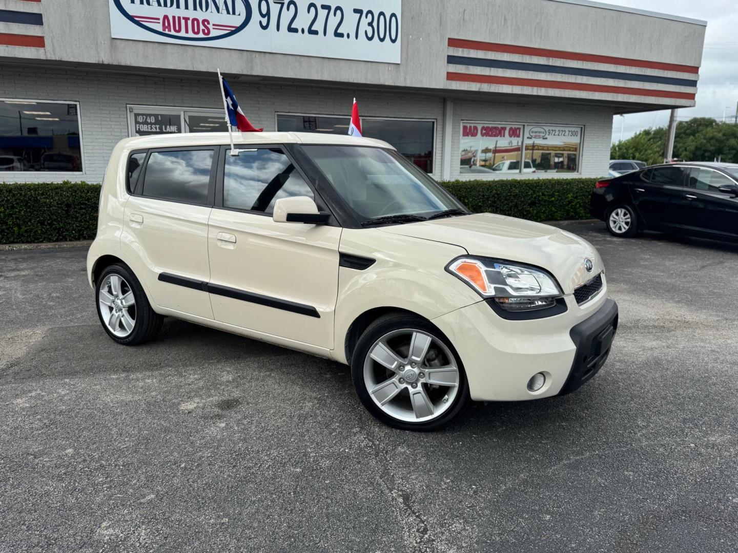 2010 WHITE KIA SOUL BASE; SPORT; + ! (KNDJT2A2XA7) with an 2.0L L4 DOHC 16V engine, located at 10740 Forest Lane, Dallas, TX, 75243, (972) 272-7300, 32.908588, -96.701813 - Photo#1