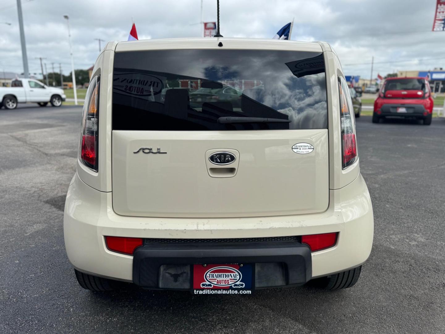 2010 WHITE KIA SOUL BASE; SPORT; + ! (KNDJT2A2XA7) with an 2.0L L4 DOHC 16V engine, located at 10740 Forest Lane, Dallas, TX, 75243, (972) 272-7300, 32.908588, -96.701813 - Photo#2