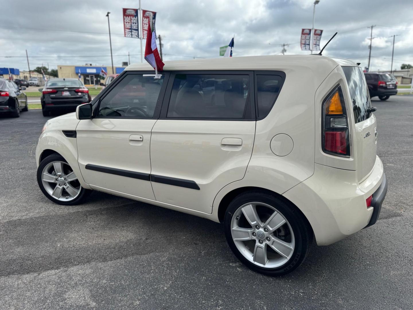 2010 WHITE KIA SOUL BASE; SPORT; + ! (KNDJT2A2XA7) with an 2.0L L4 DOHC 16V engine, located at 10740 Forest Lane, Dallas, TX, 75243, (972) 272-7300, 32.908588, -96.701813 - Photo#3