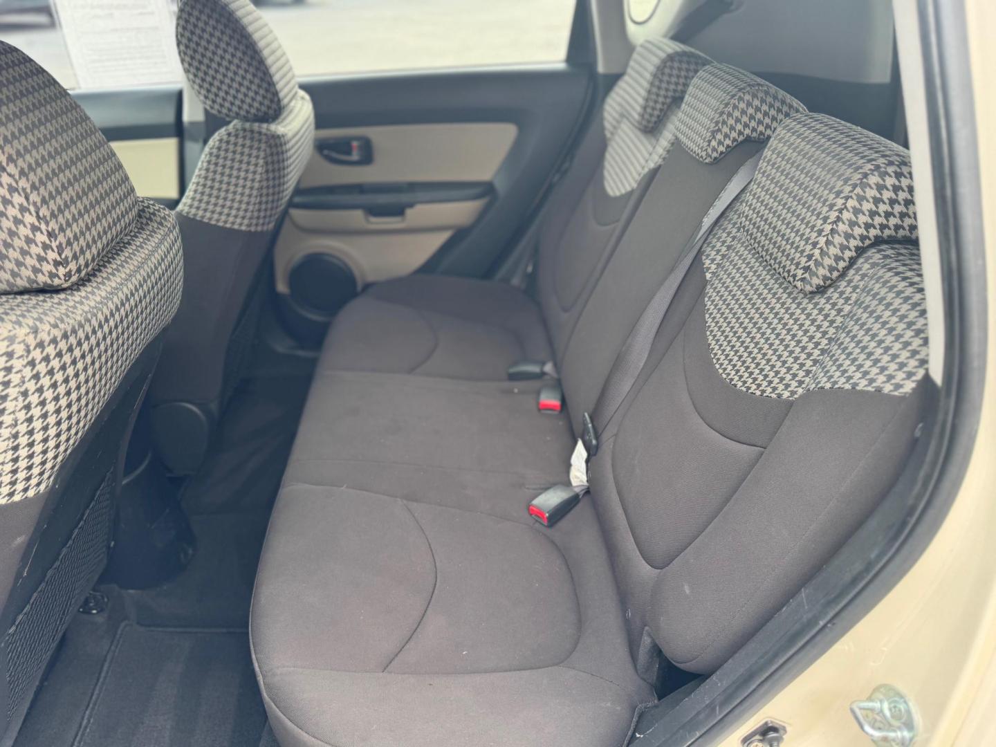 2010 WHITE KIA SOUL BASE; SPORT; + ! (KNDJT2A2XA7) with an 2.0L L4 DOHC 16V engine, located at 10740 Forest Lane, Dallas, TX, 75243, (972) 272-7300, 32.908588, -96.701813 - Photo#4