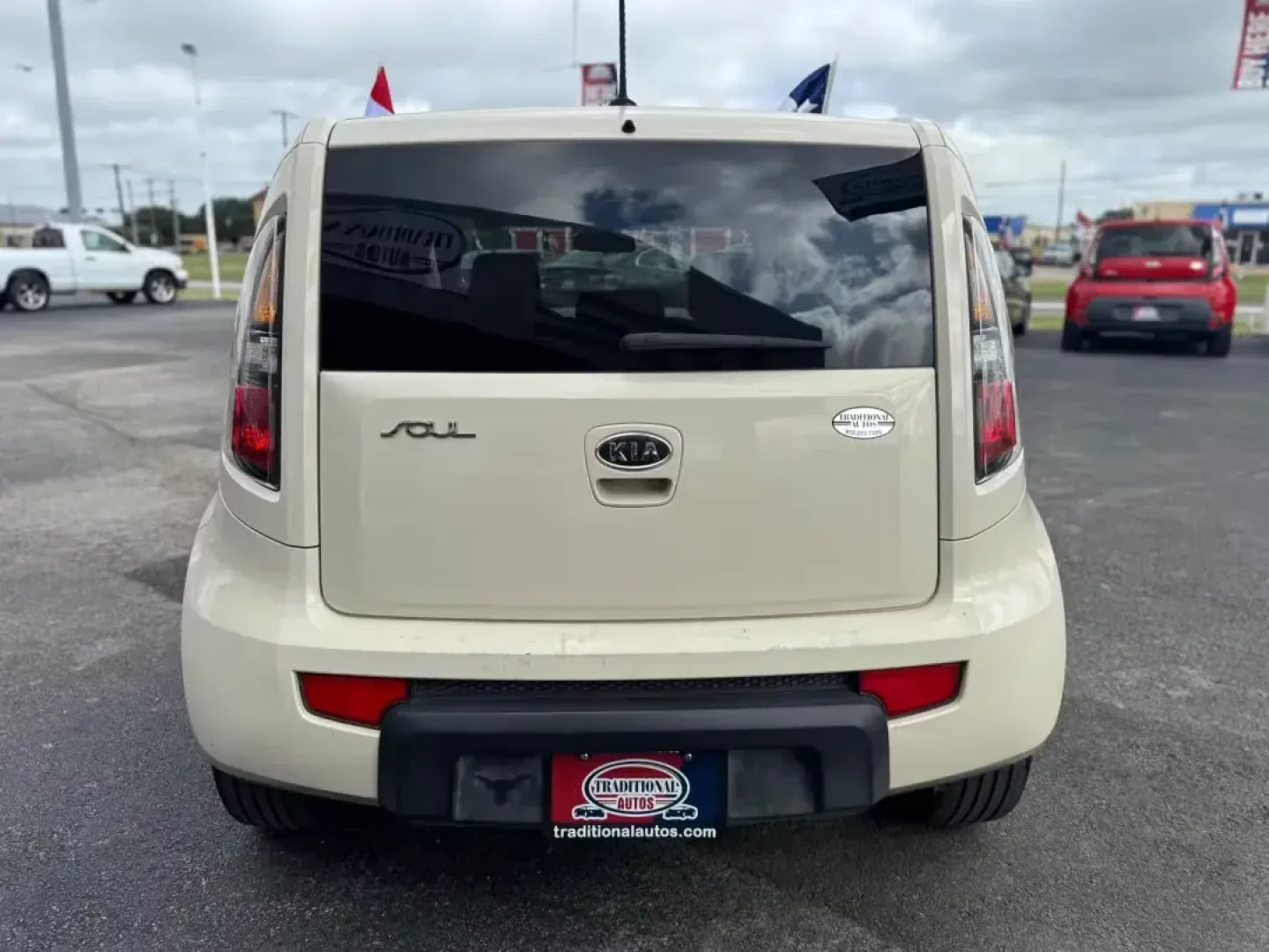 2010 WHITE Kia Soul ! (KNDJT2A2XA7) with an 2.0L L4 DOHC 16V engine, Automatic transmission, located at 10740 Forest Lane, Dallas, TX, 75243, (972) 272-7300, 32.908588, -96.701813 - **Discover the Perfect Companion for Your Next Adventure: 2010 Kia Soul!**<br /> <br /> Are you searching for a versatile vehicle that can adapt to your vibrant lifestyle? Look no further than this impressive 2010 Kia Soul, available now at Traditional Autos, your trusted pre-owned dealership locate - Photo#3