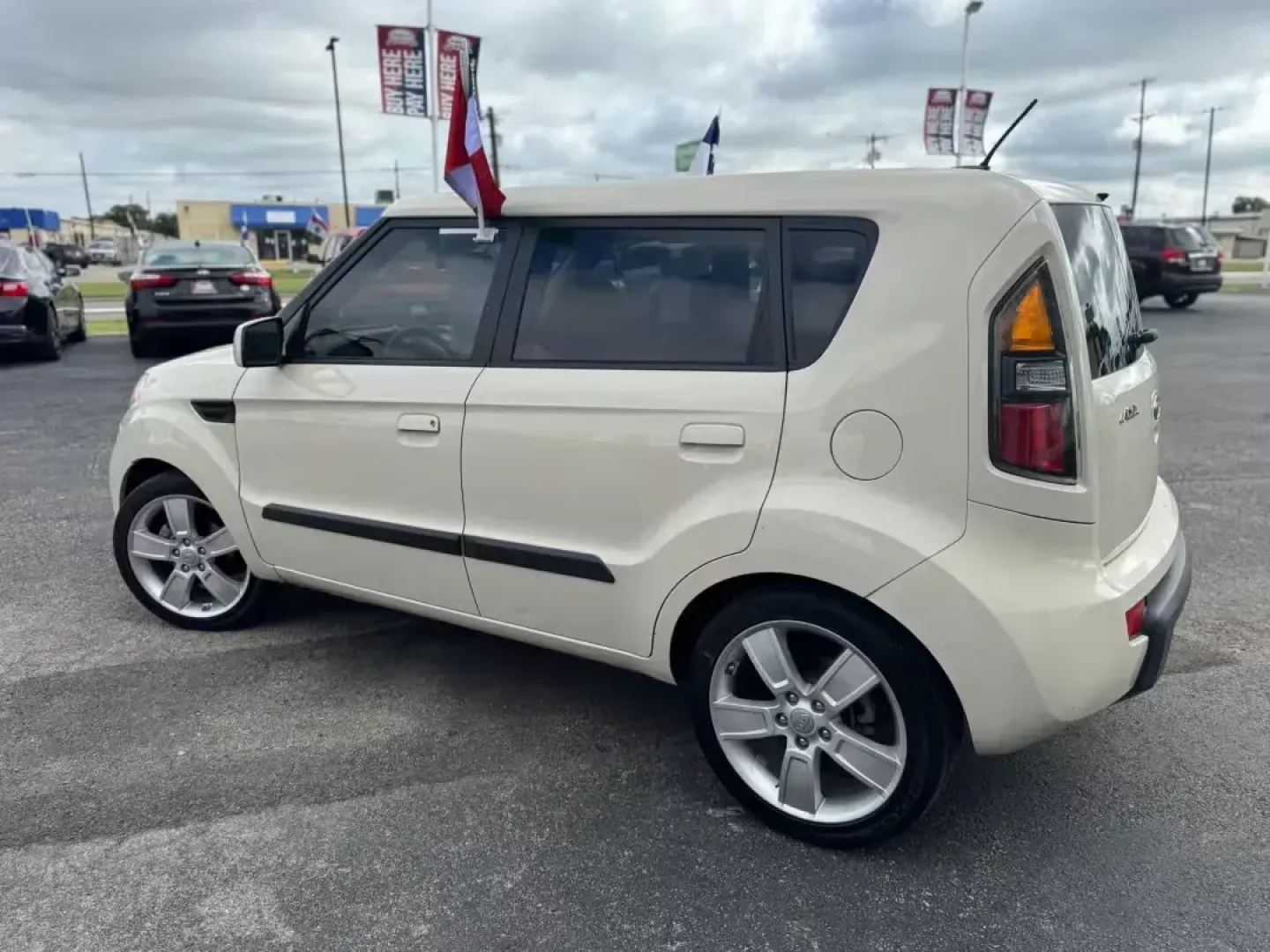 2010 WHITE Kia Soul ! (KNDJT2A2XA7) with an 2.0L L4 DOHC 16V engine, Automatic transmission, located at 10740 Forest Lane, Dallas, TX, 75243, (972) 272-7300, 32.908588, -96.701813 - **Discover the Perfect Companion for Your Next Adventure: 2010 Kia Soul!**<br /> <br /> Are you searching for a versatile vehicle that can adapt to your vibrant lifestyle? Look no further than this impressive 2010 Kia Soul, available now at Traditional Autos, your trusted pre-owned dealership locate - Photo#4