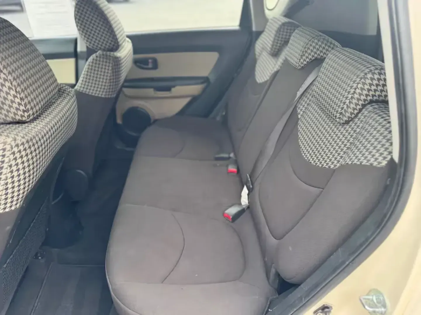 2010 WHITE Kia Soul ! (KNDJT2A2XA7) with an 2.0L L4 DOHC 16V engine, Automatic transmission, located at 10740 Forest Lane, Dallas, TX, 75243, (972) 272-7300, 32.908588, -96.701813 - **Discover the Perfect Companion for Your Next Adventure: 2010 Kia Soul!**<br /> <br /> Are you searching for a versatile vehicle that can adapt to your vibrant lifestyle? Look no further than this impressive 2010 Kia Soul, available now at Traditional Autos, your trusted pre-owned dealership locate - Photo#5