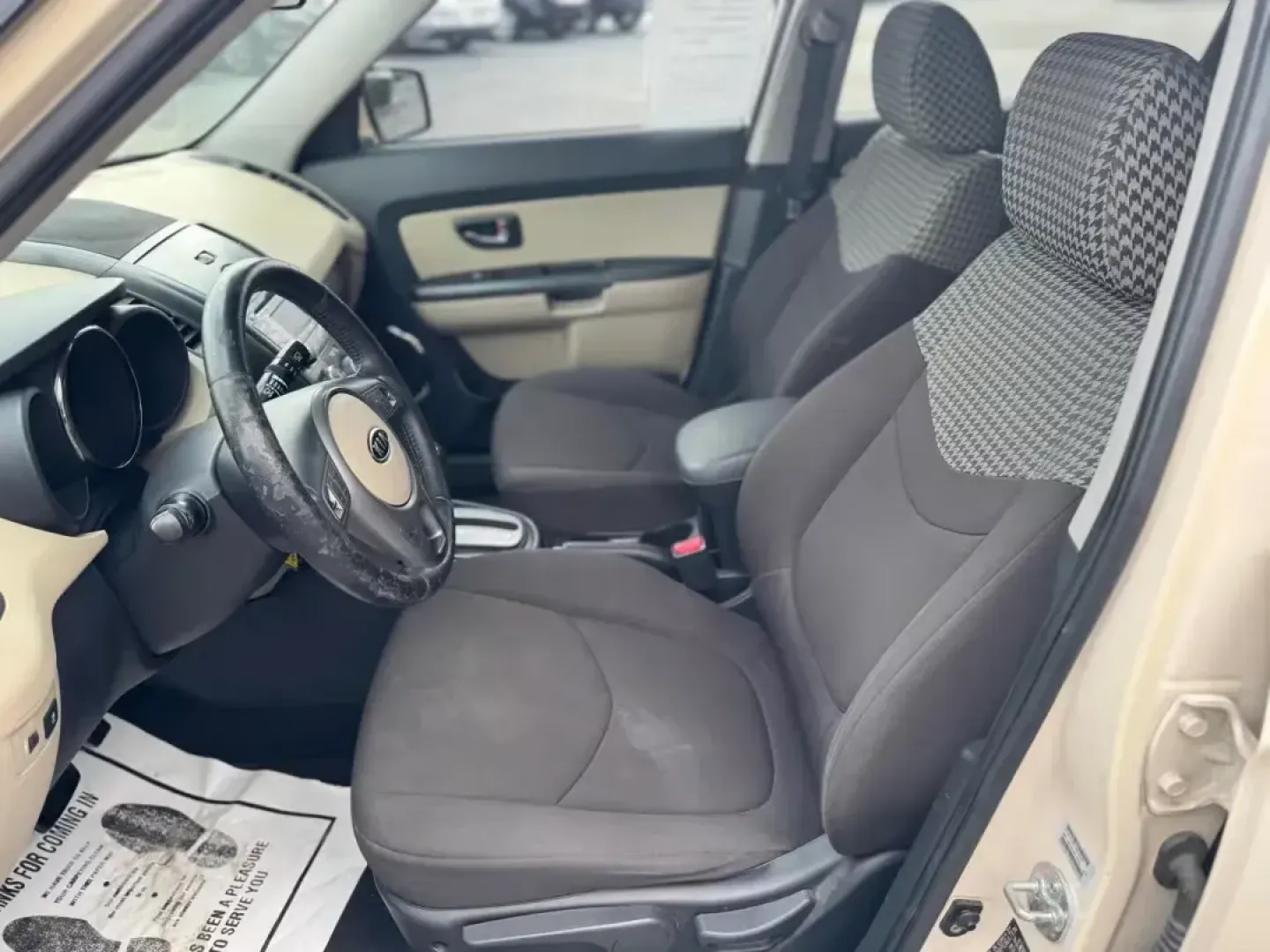 2010 WHITE Kia Soul ! (KNDJT2A2XA7) with an 2.0L L4 DOHC 16V engine, Automatic transmission, located at 10740 Forest Lane, Dallas, TX, 75243, (972) 272-7300, 32.908588, -96.701813 - **Discover the Perfect Companion for Your Next Adventure: 2010 Kia Soul!**<br /> <br /> Are you searching for a versatile vehicle that can adapt to your vibrant lifestyle? Look no further than this impressive 2010 Kia Soul, available now at Traditional Autos, your trusted pre-owned dealership locate - Photo#8