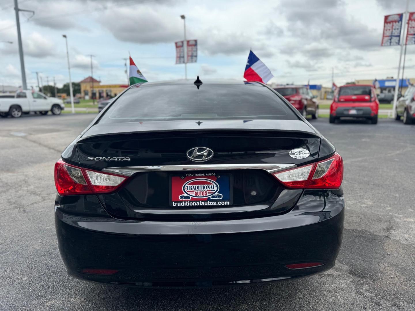 2013 BLACK HYUNDAI SONATA GLS GLS (5NPEB4AC4DH) with an 2.4L L4 DOHC 16V engine, 6-Speed Automatic transmission, located at 10740 Forest Lane, Dallas, TX, 75243, (972) 272-7300, 32.908588, -96.701813 - Photo#3