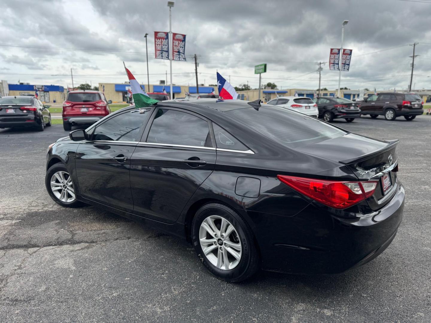 2013 BLACK HYUNDAI SONATA GLS GLS (5NPEB4AC4DH) with an 2.4L L4 DOHC 16V engine, 6-Speed Automatic transmission, located at 10740 Forest Lane, Dallas, TX, 75243, (972) 272-7300, 32.908588, -96.701813 - Photo#4