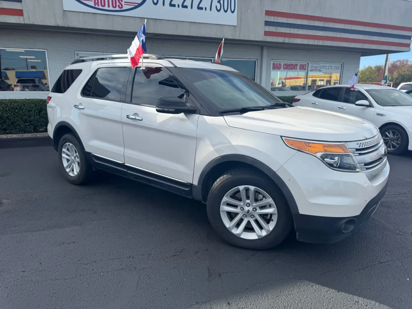 2015 WHITE Ford Explorer XLT 4WD (1FM5K8D89FG) with an 3.5L V6 DOHC 24V engine, 6-Speed Automatic transmission, located at 10740 Forest Lane, Dallas, TX, 75243, (972) 272-7300, 32.908588, -96.701813 - ### Discover Your Next Adventure with the 2015 Ford Explorer XLT 4WD from Traditional Autos!<br /> <br /> If you're searching for an SUV that merges comfort with capability, look no further than this 2015 Ford Explorer XLT 4WD, available now at Traditional Autos in Dallas, Texas. Perfect for weekend - Photo#1
